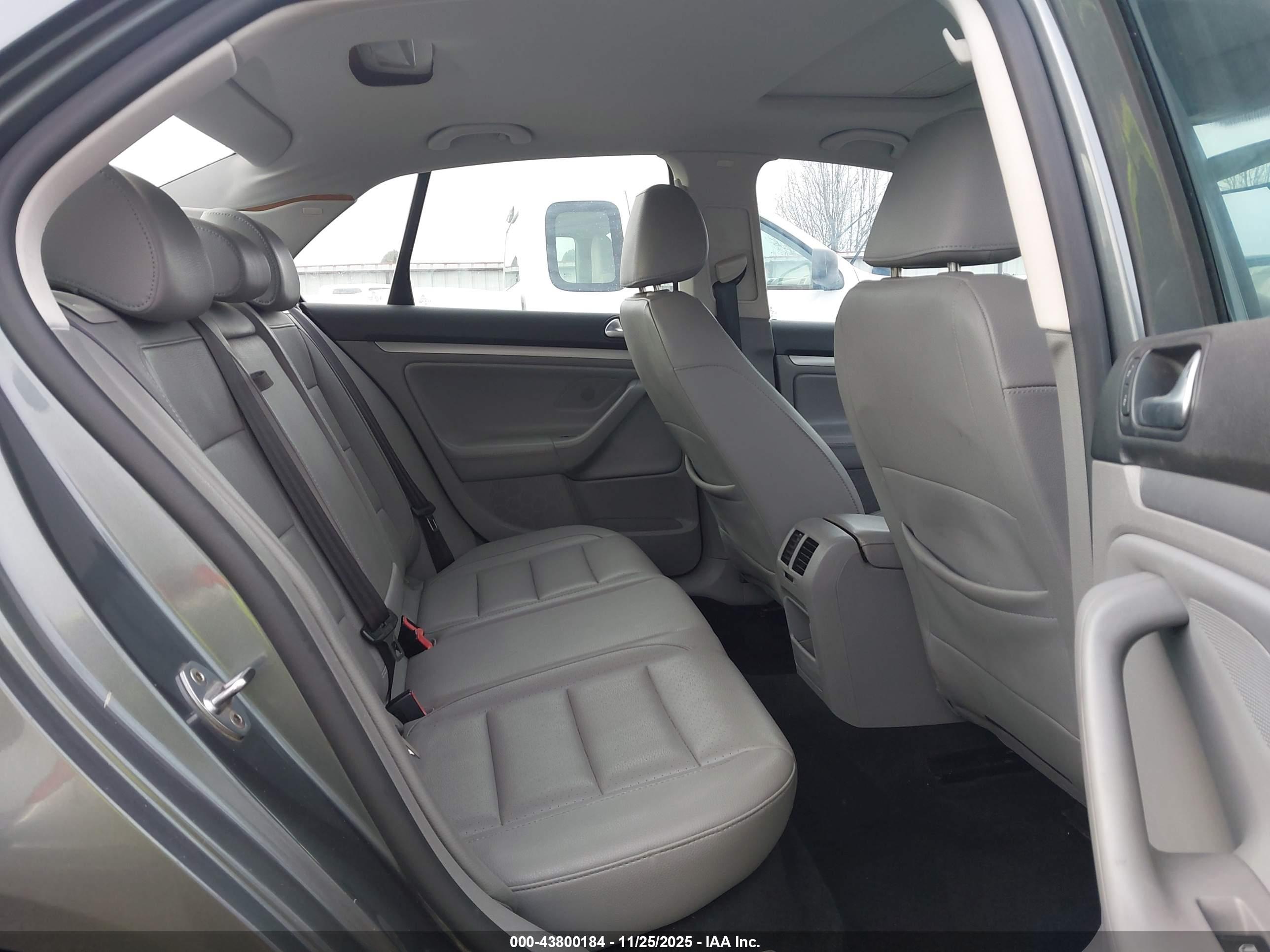 VOLKSWAGEN JETTA image 8