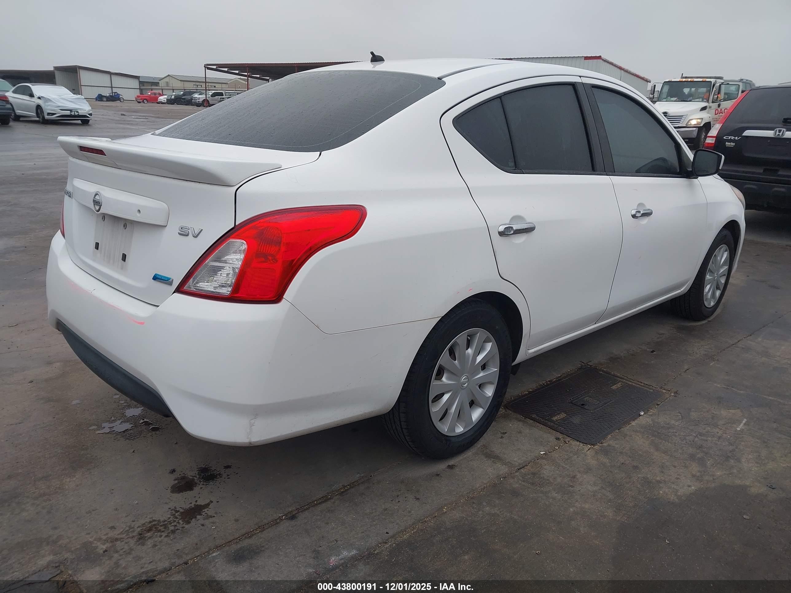 NISSAN VERSA image 4