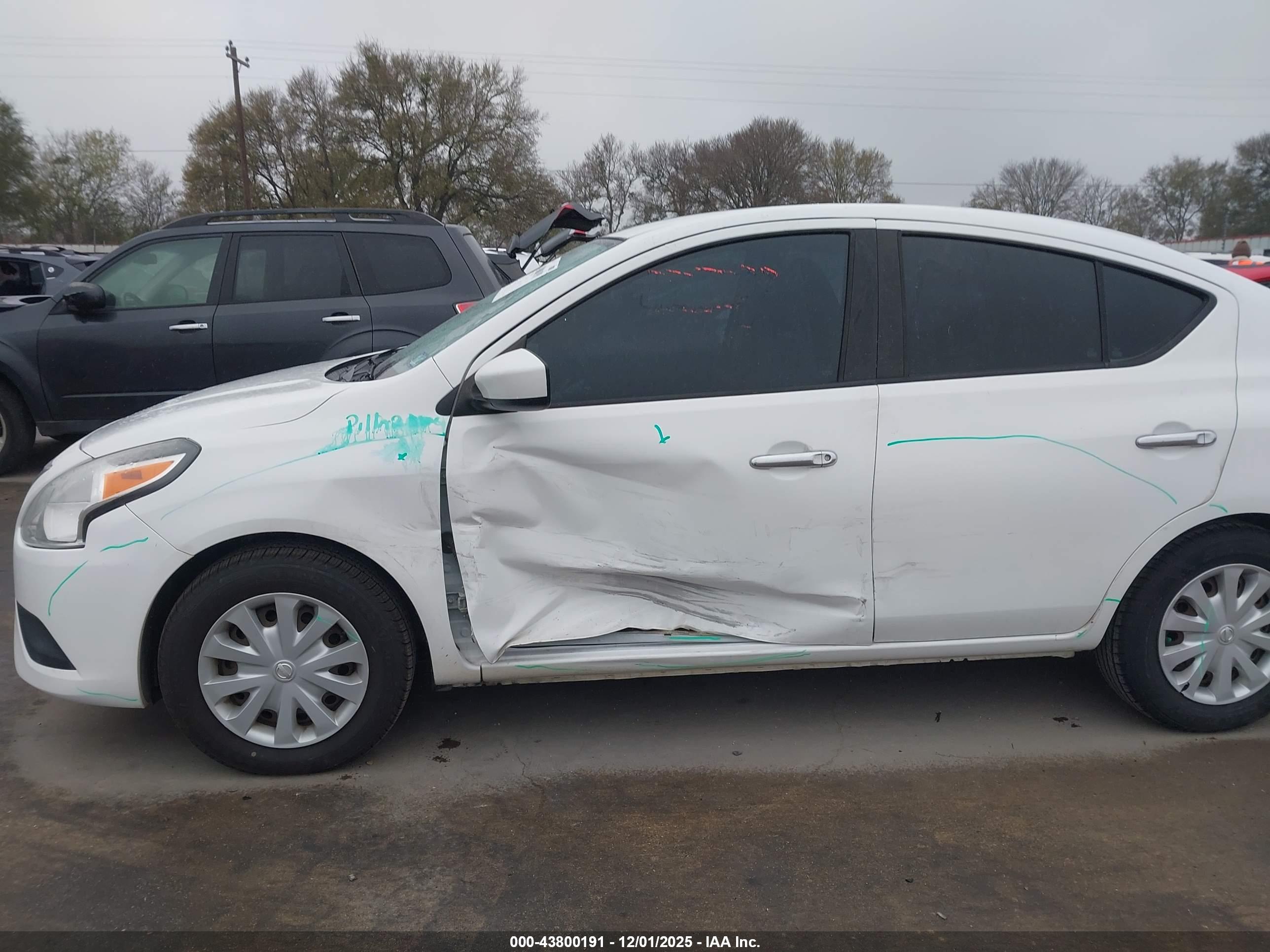 NISSAN VERSA image 6