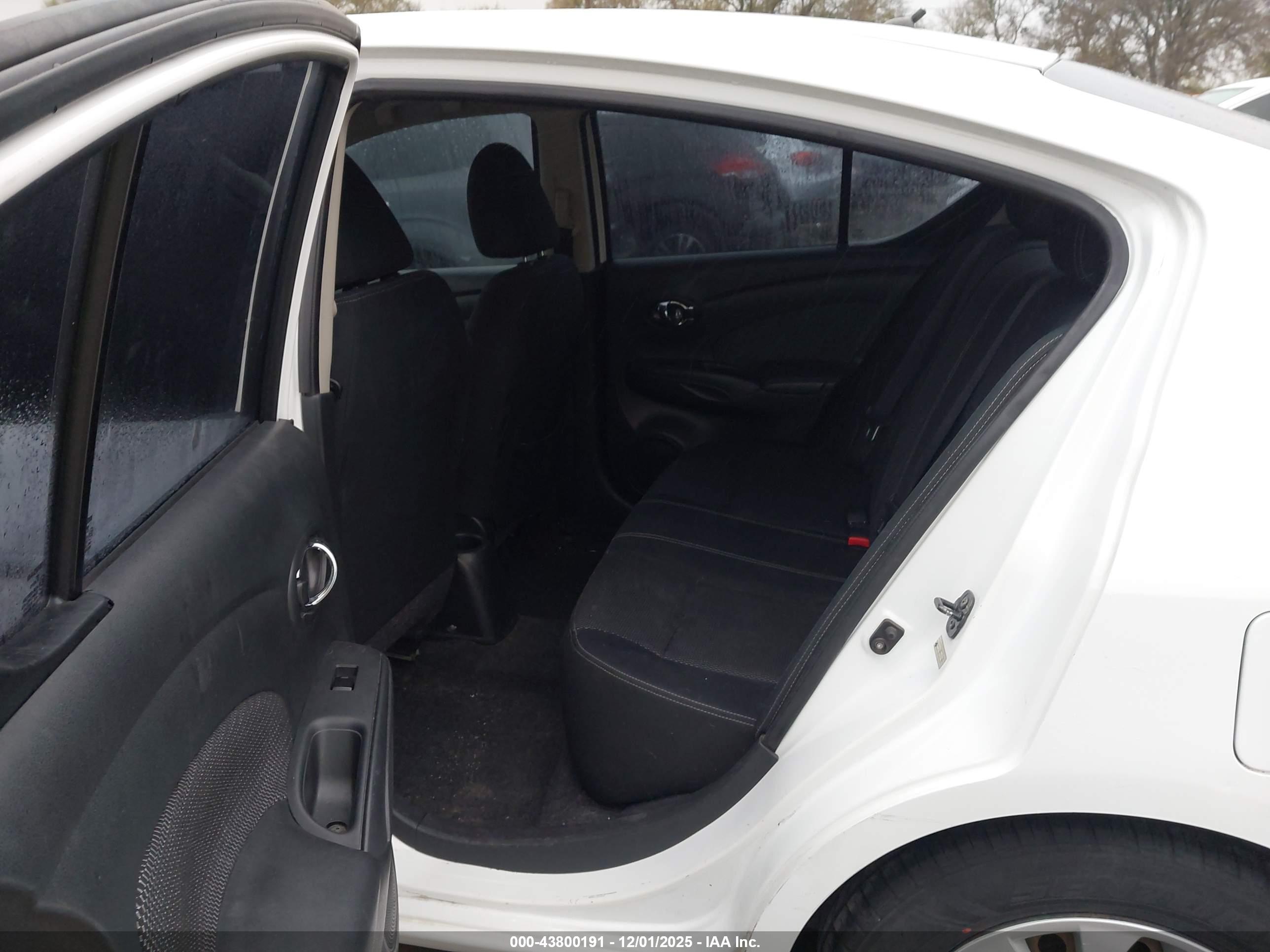 NISSAN VERSA image 8