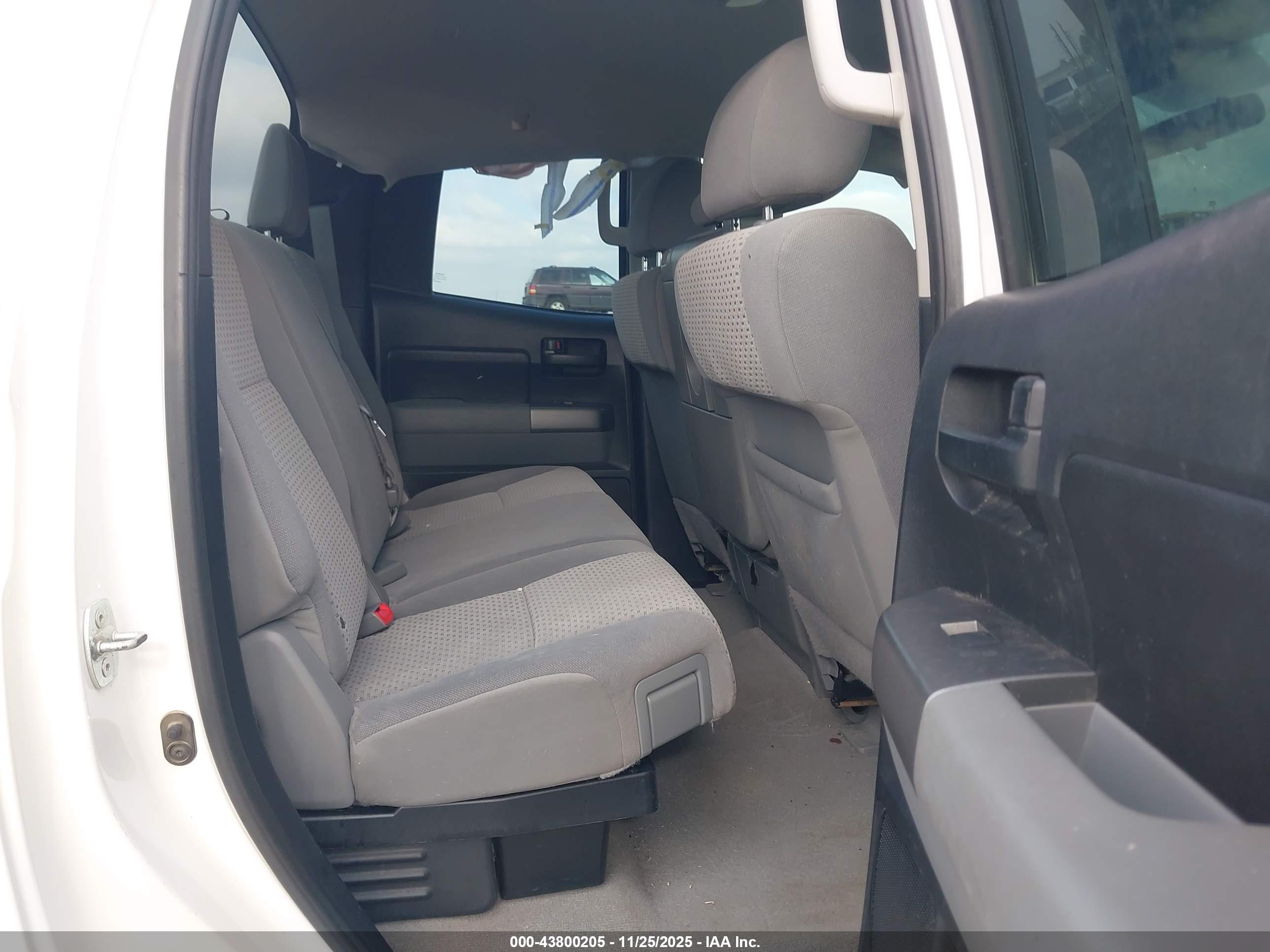 TOYOTA TUNDRA image 8