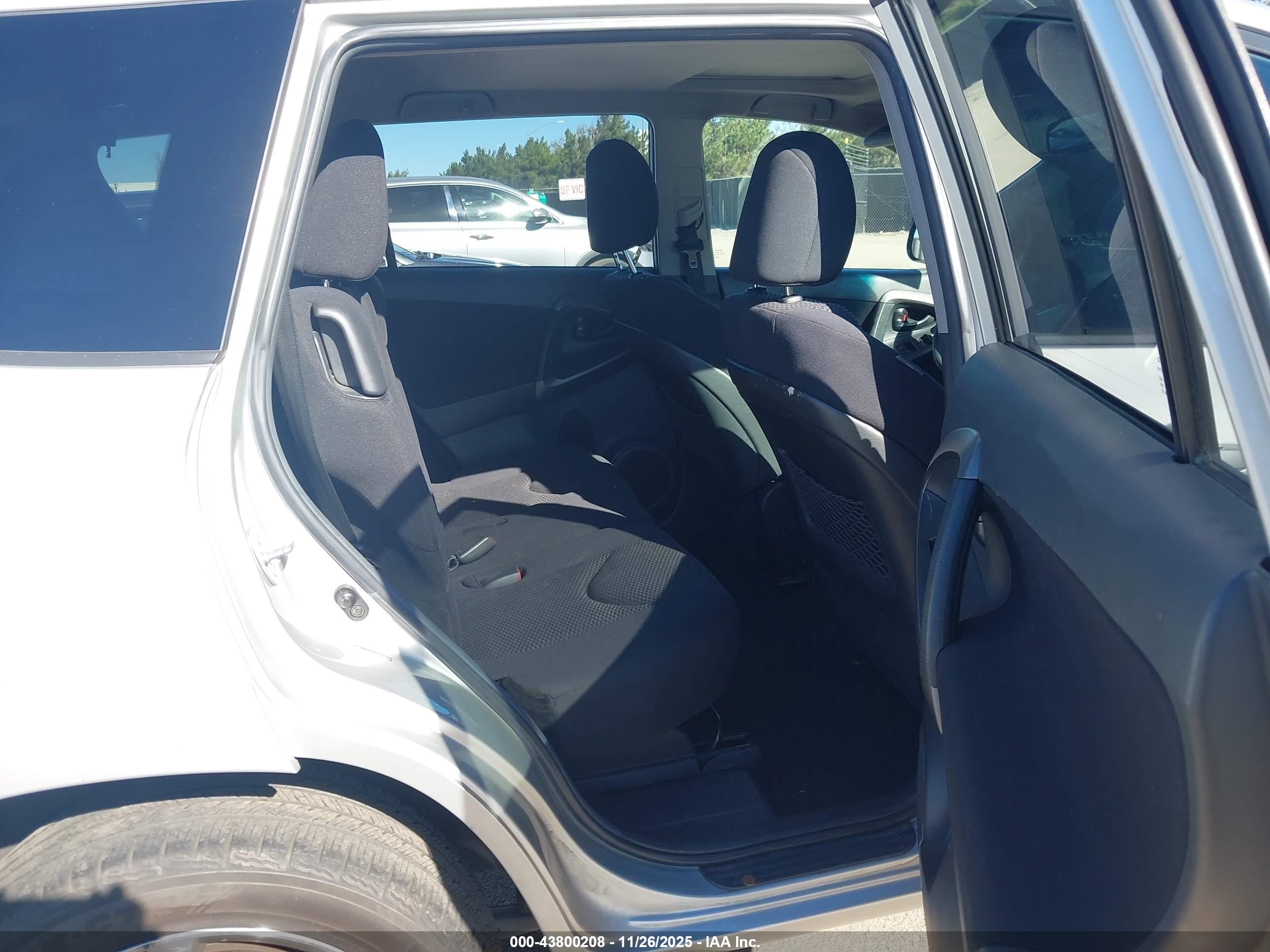 TOYOTA RAV4 image 8