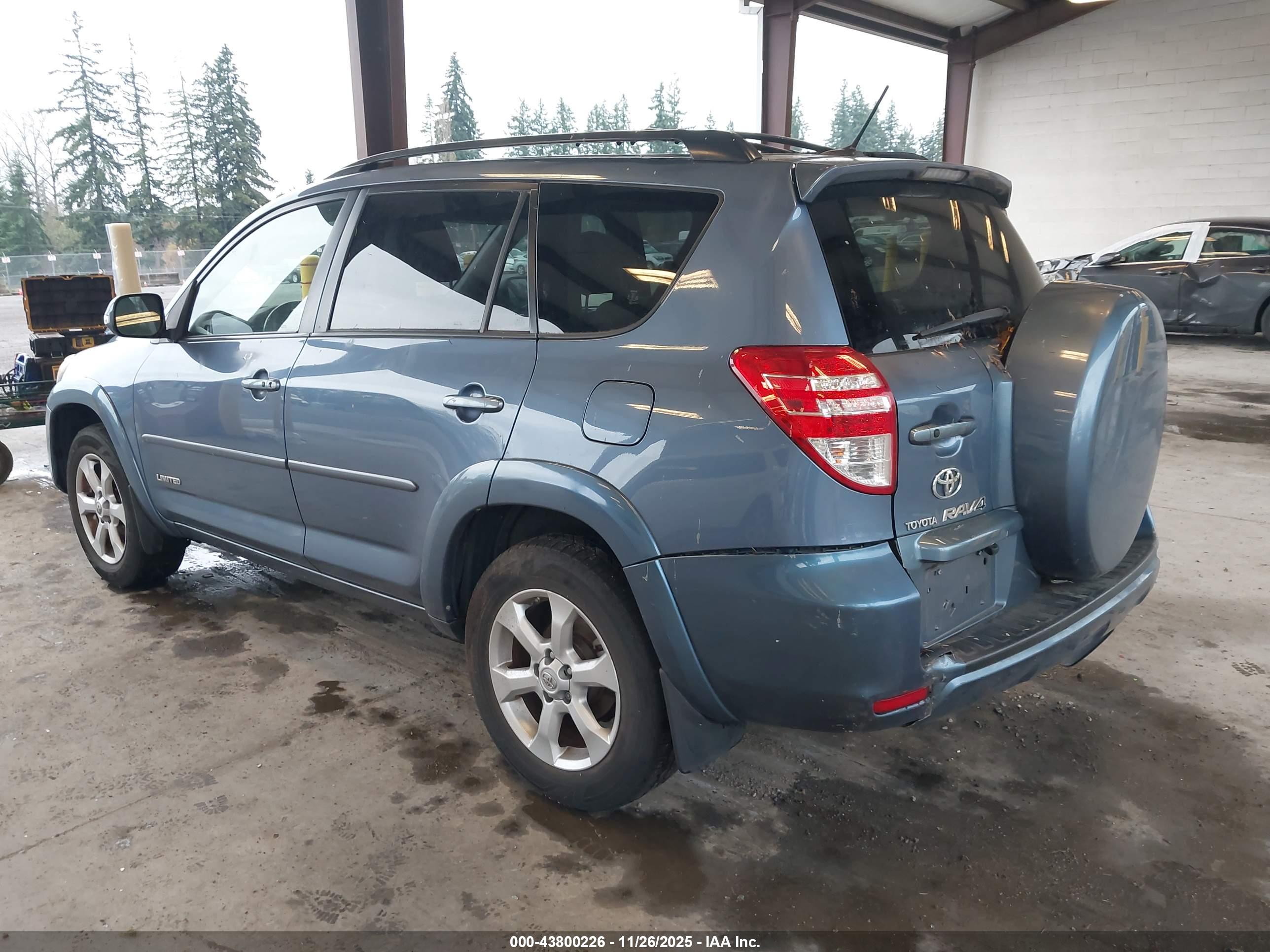 TOYOTA RAV4 image 3