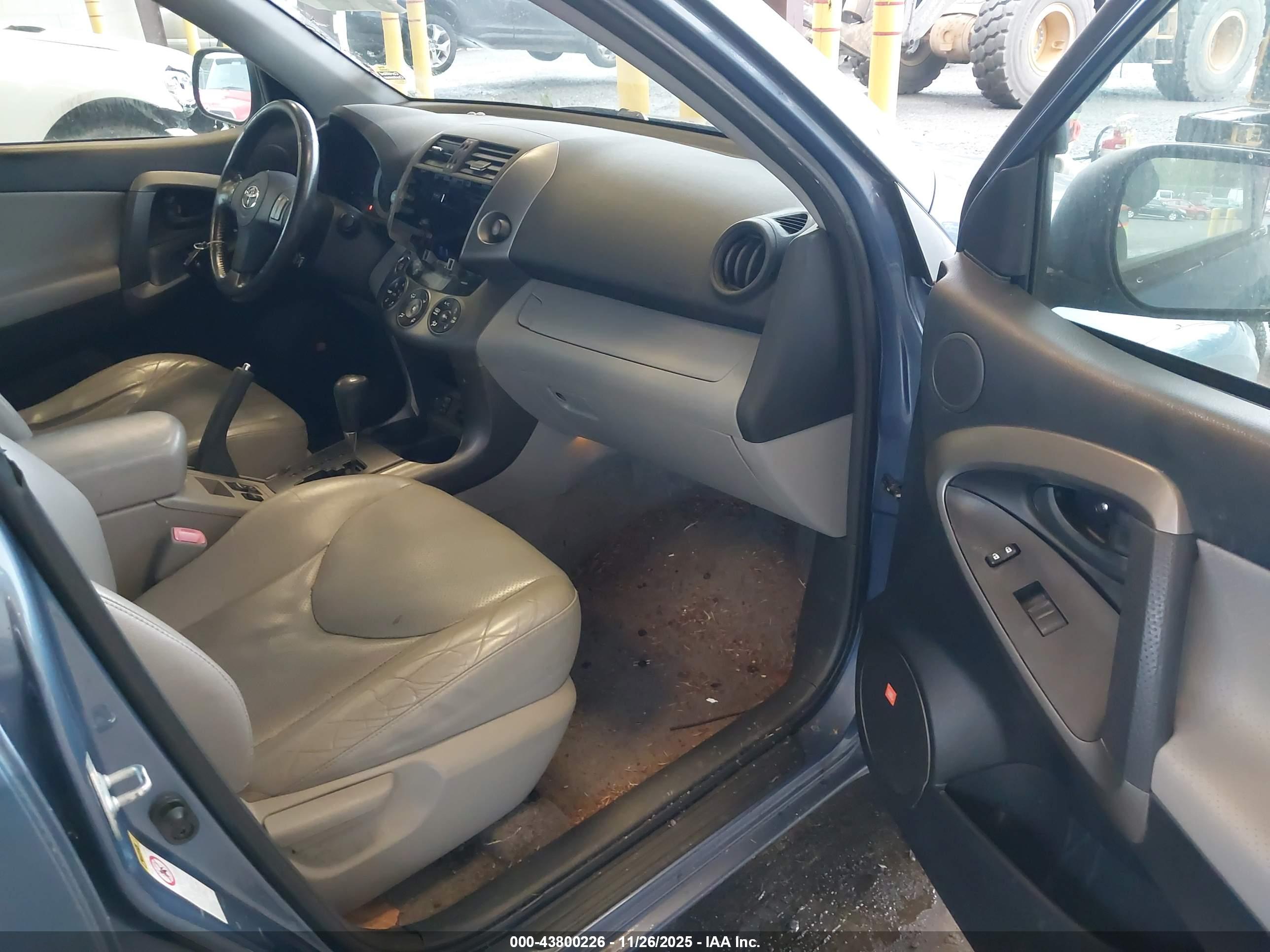 TOYOTA RAV4 image 5