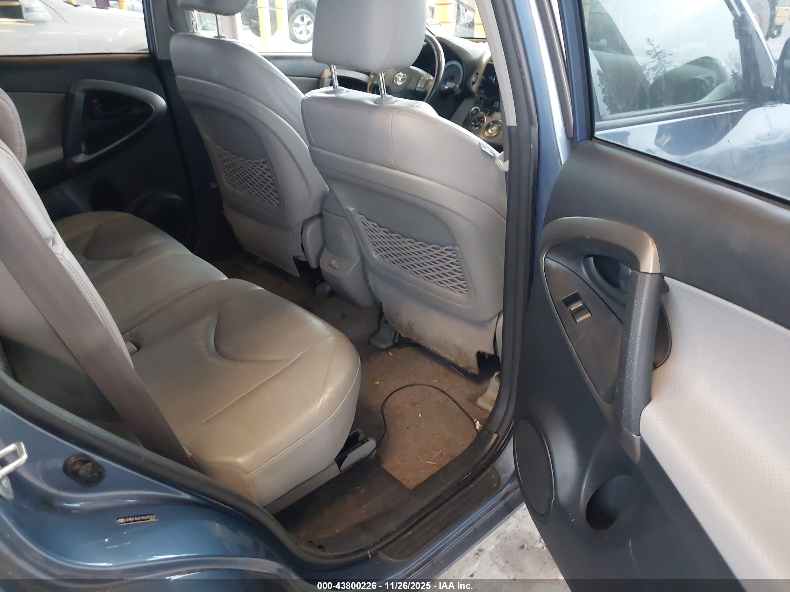 TOYOTA RAV4 image 8