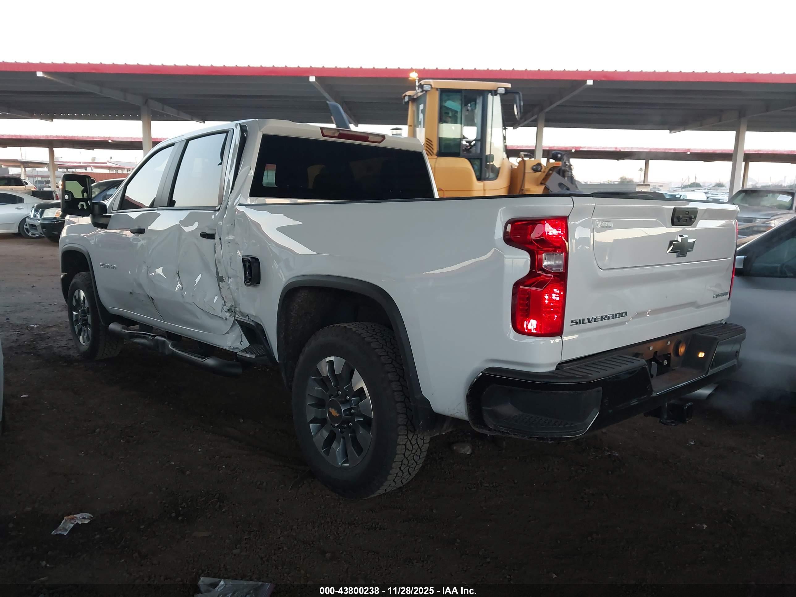 CHEVROLET SILVERADO image 3