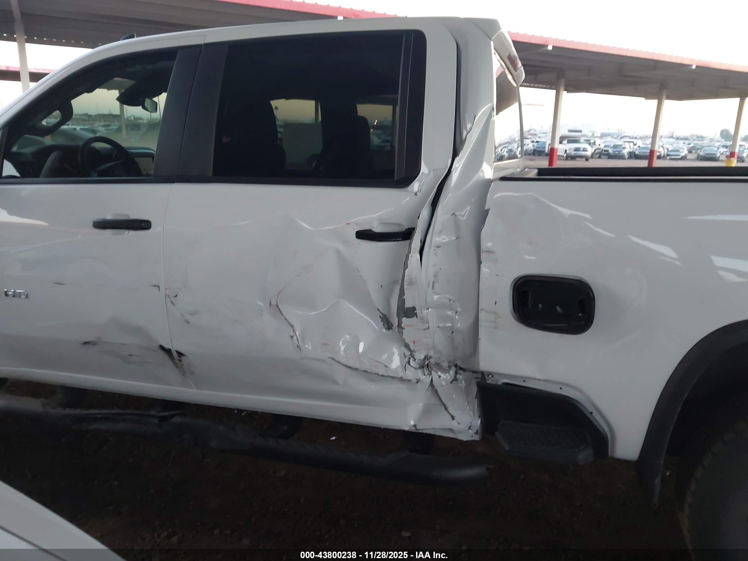 CHEVROLET SILVERADO image 6