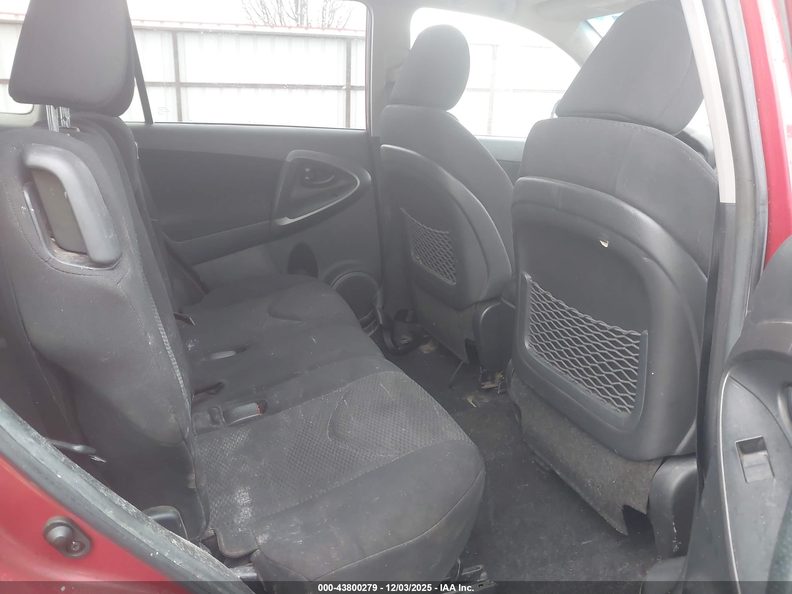 TOYOTA RAV4 image 8