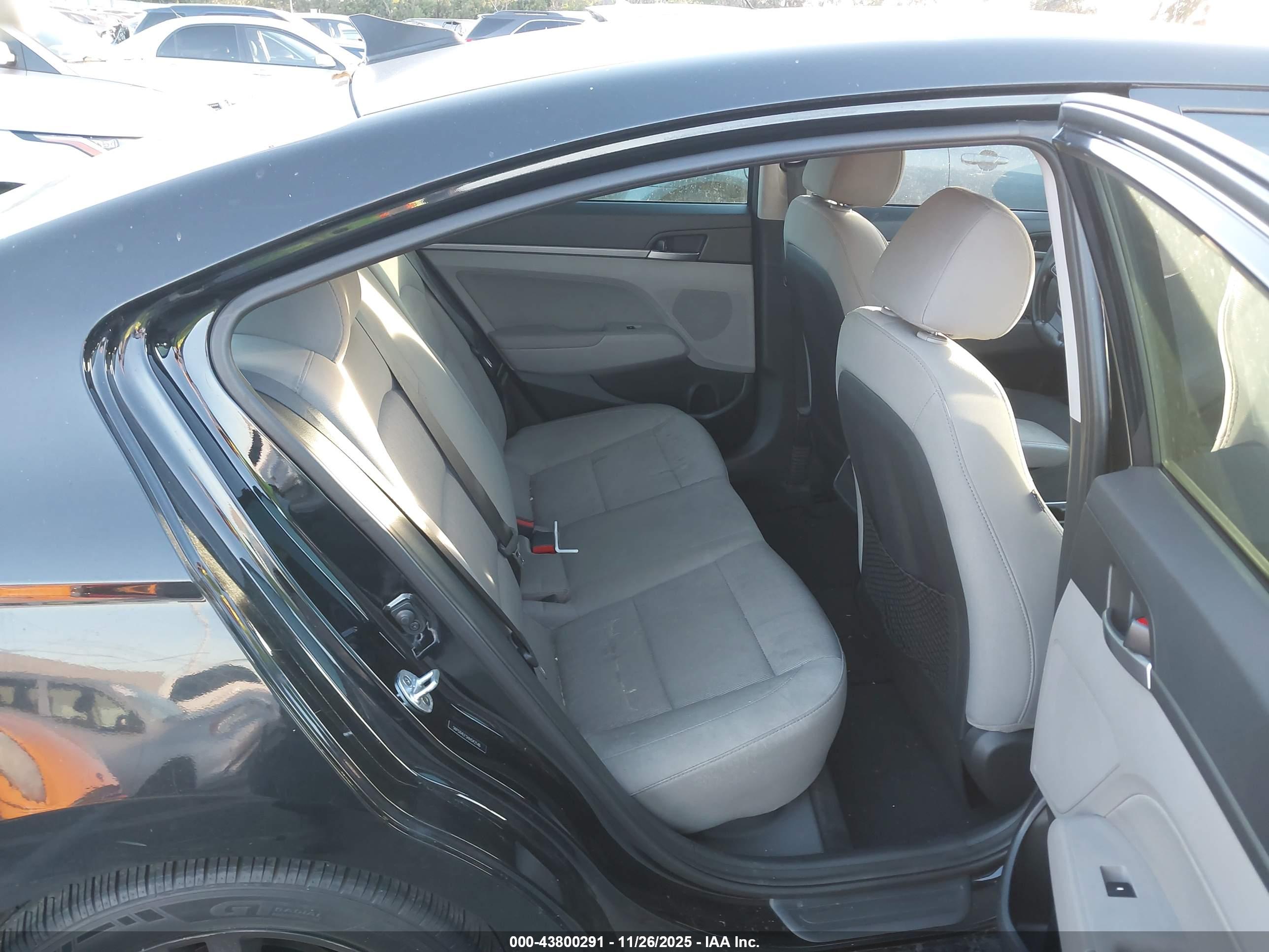 HYUNDAI ELANTRA image 8