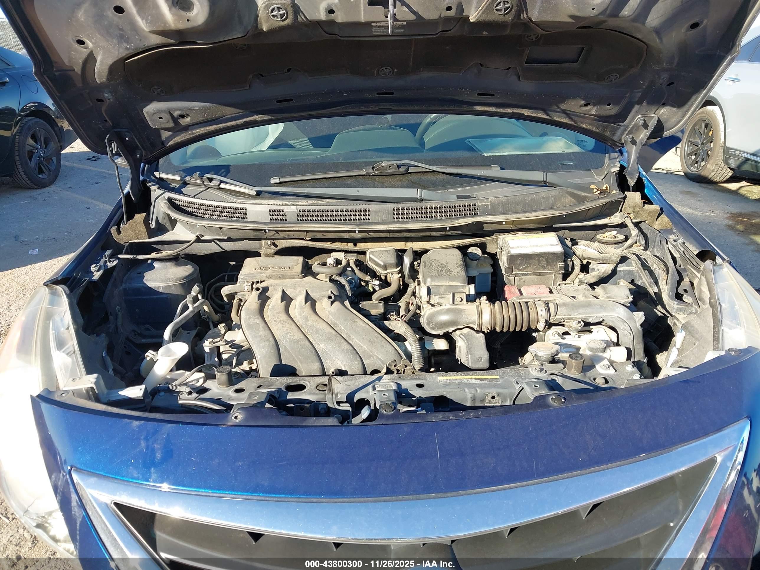 NISSAN VERSA image 10