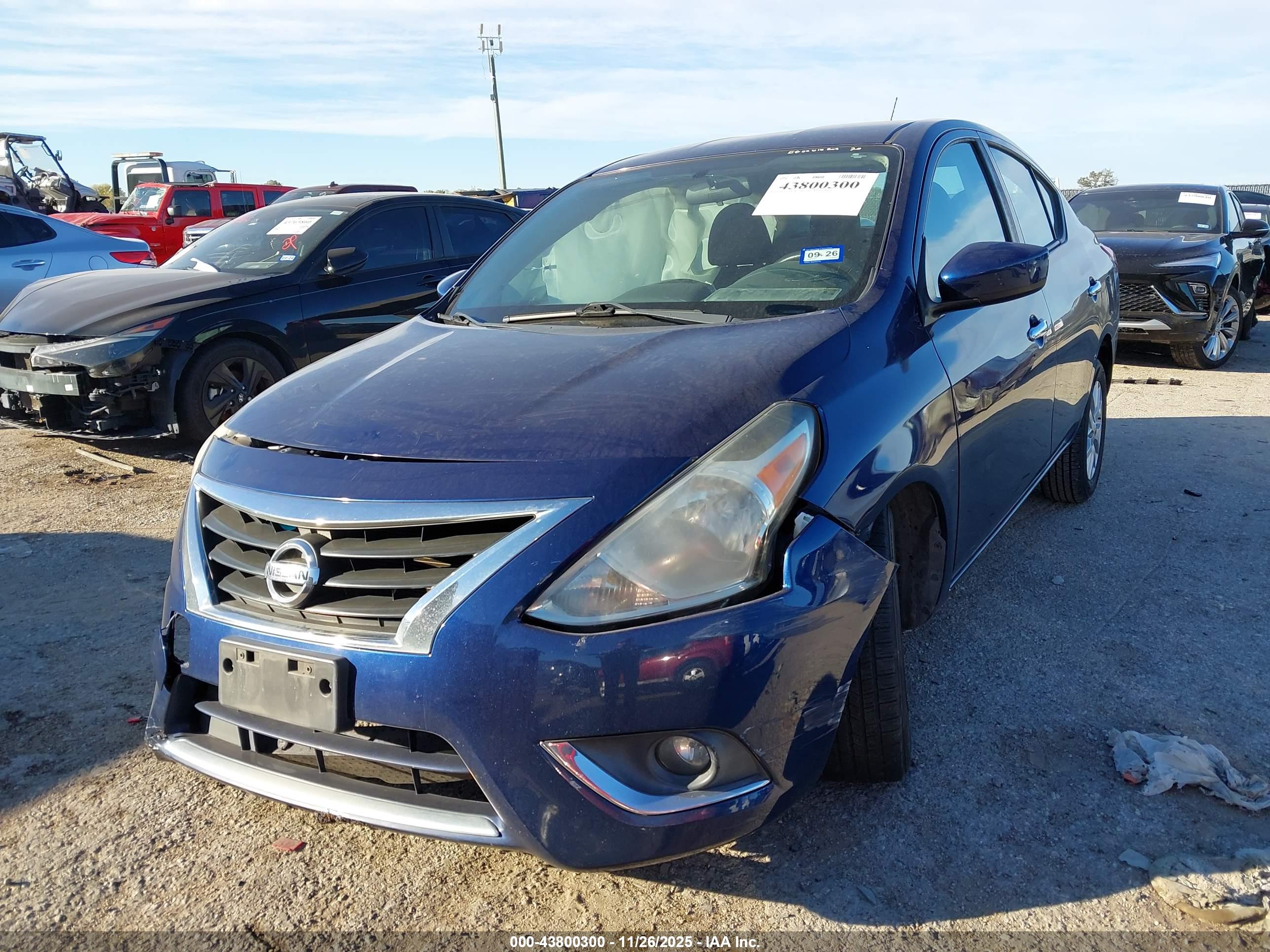 NISSAN VERSA image 2