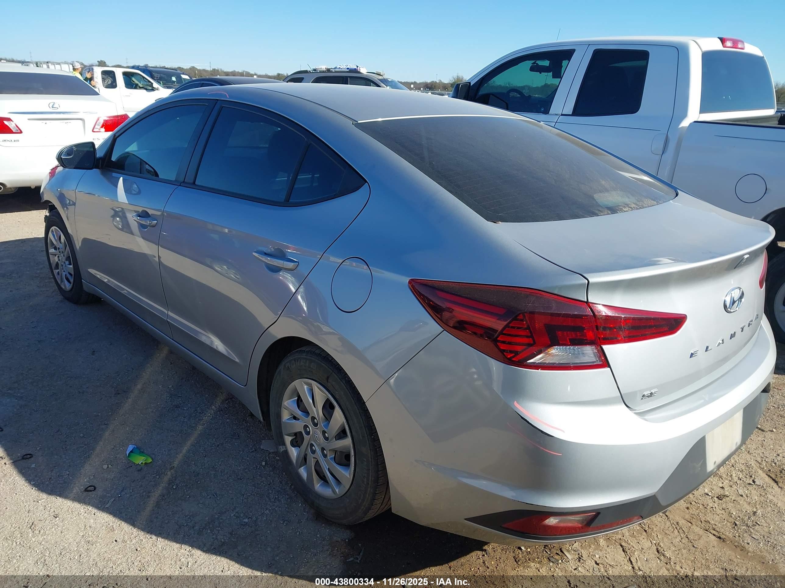 HYUNDAI ELANTRA image 3
