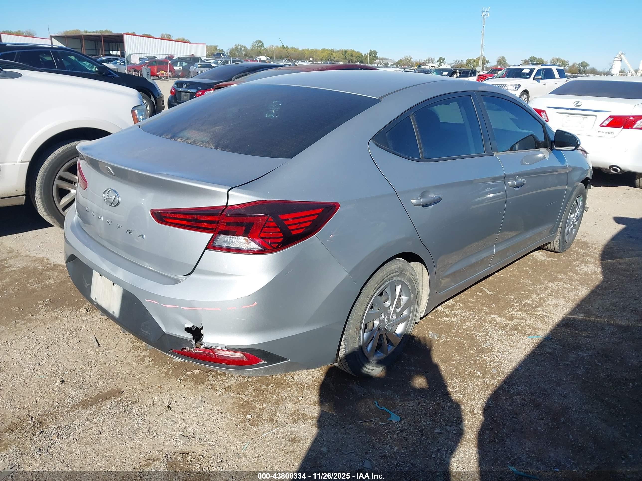 HYUNDAI ELANTRA image 4