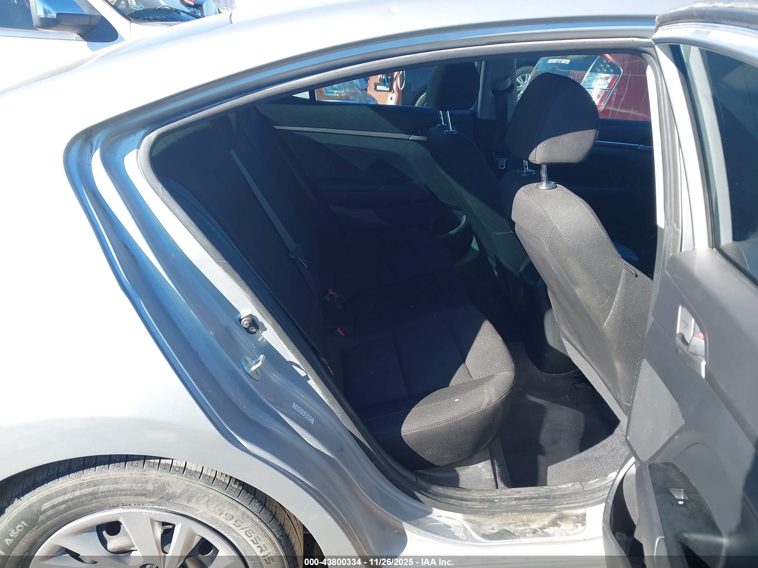 HYUNDAI ELANTRA image 8