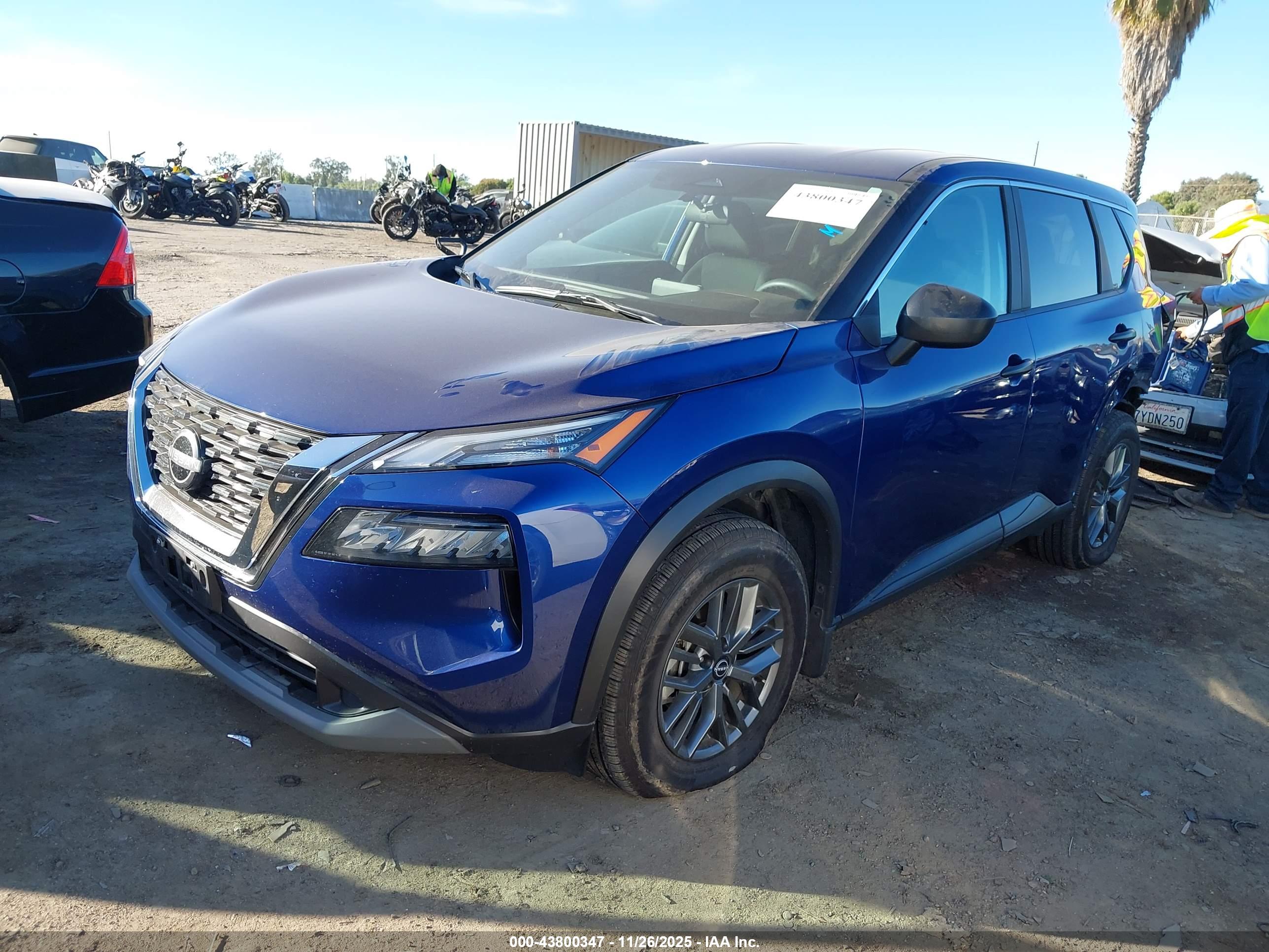 NISSAN ROGUE image 2