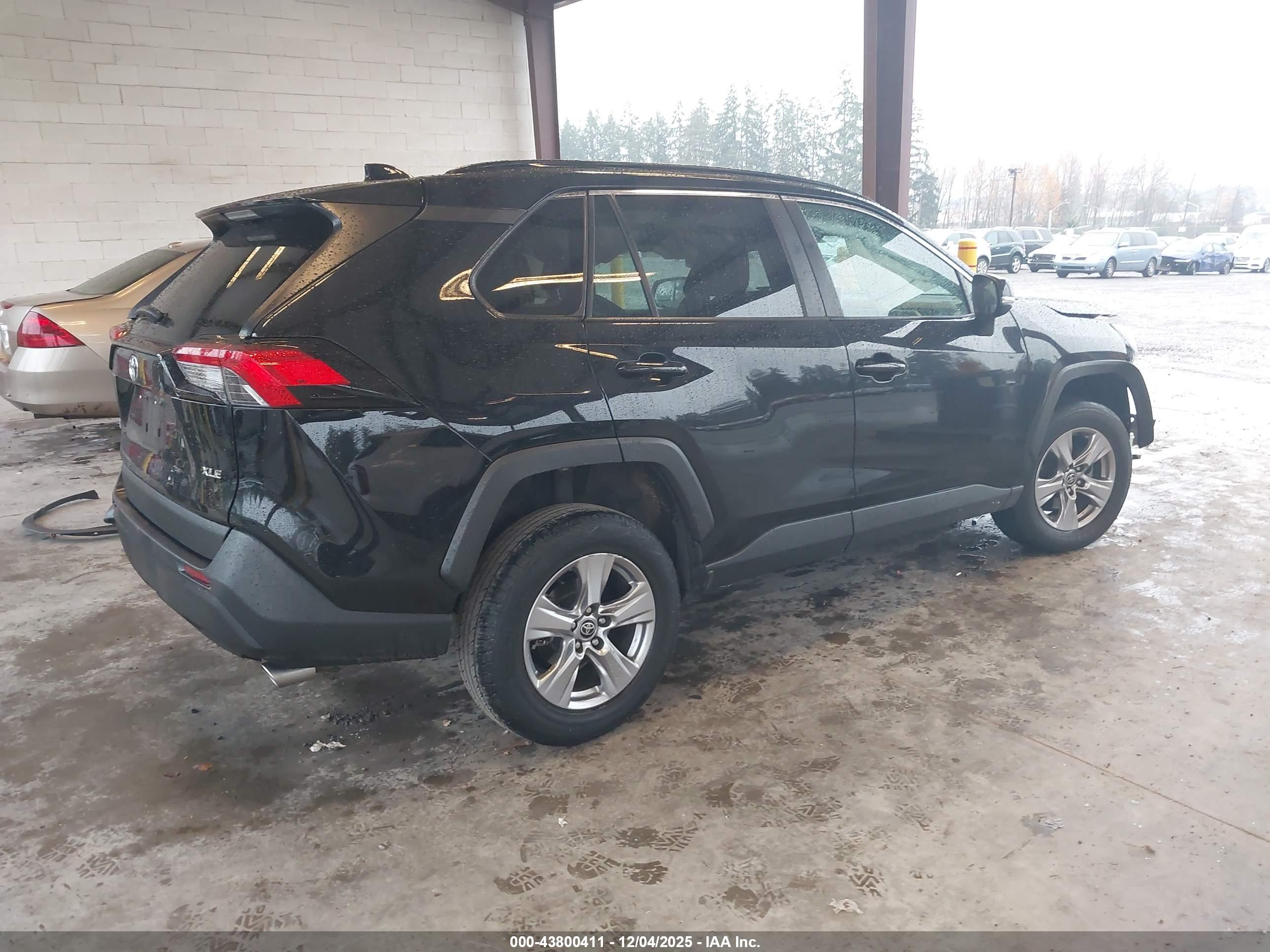 TOYOTA RAV4 image 4