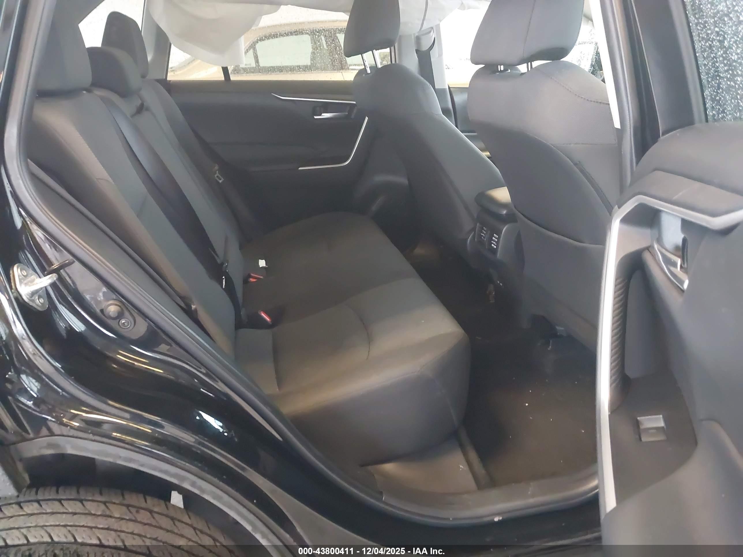TOYOTA RAV4 image 8