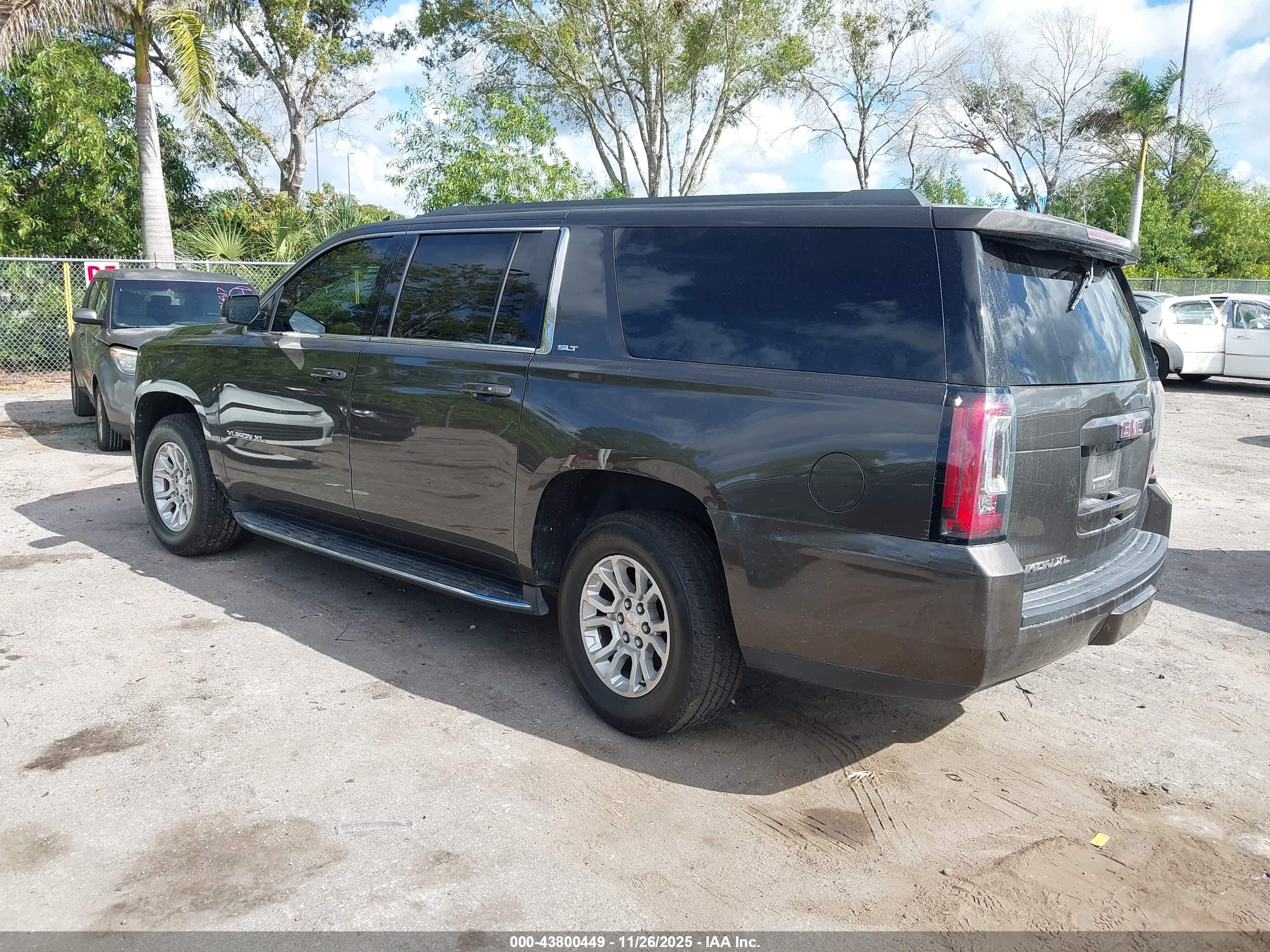 GMC YUKON image 3