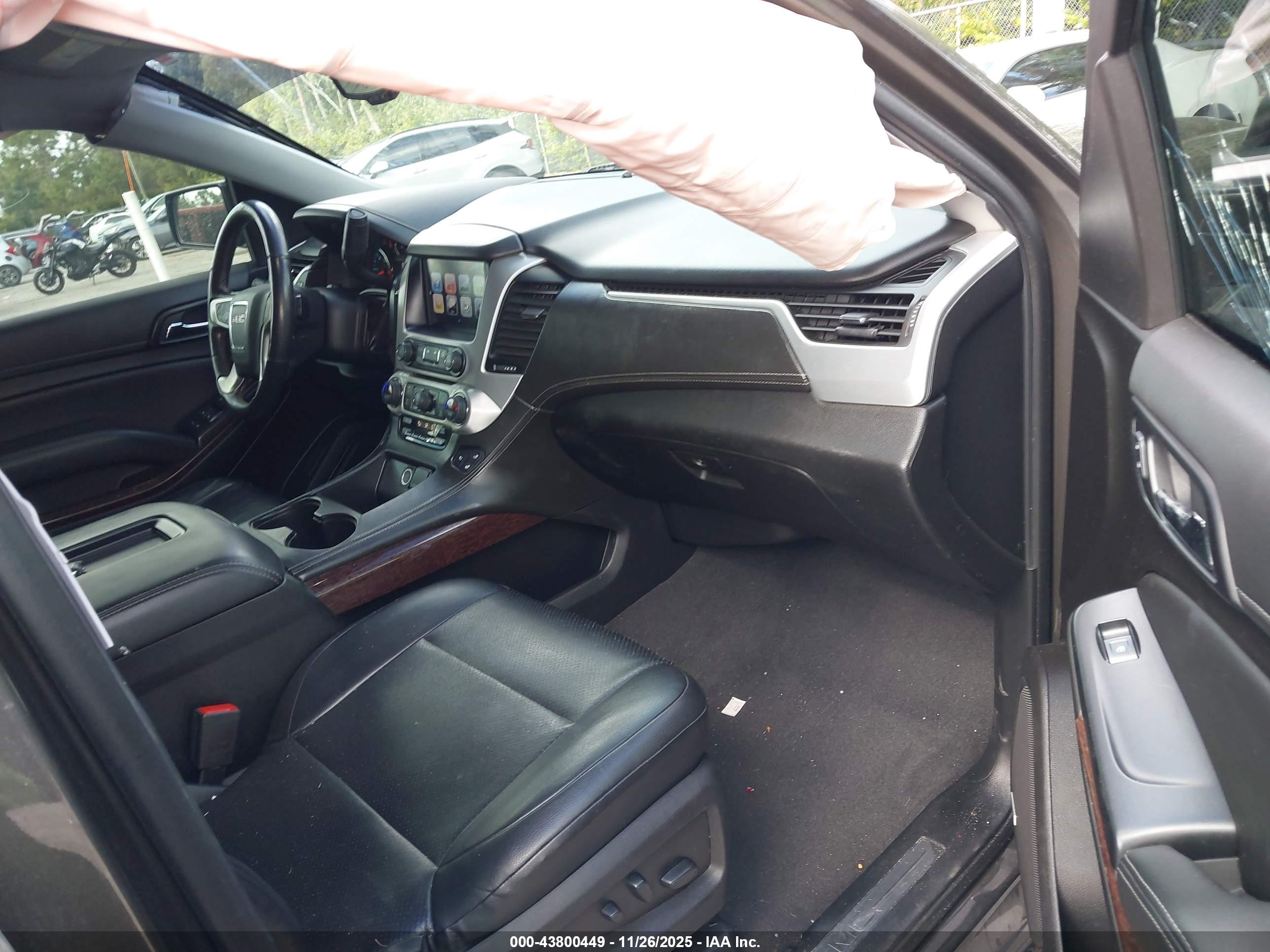 GMC YUKON image 5