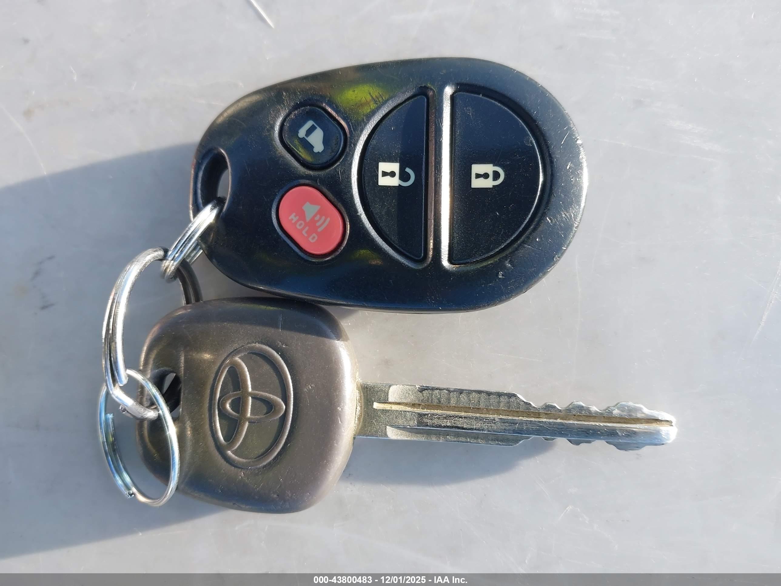 TOYOTA SIENNA image 11