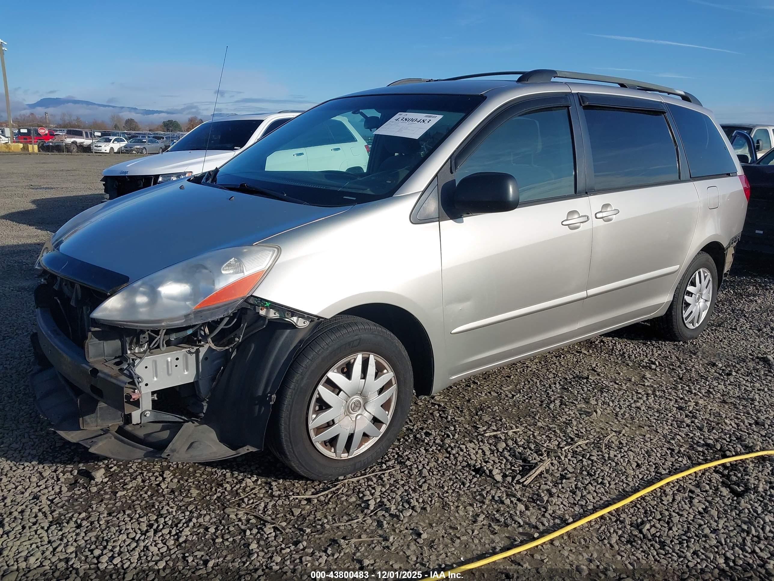 TOYOTA SIENNA image 2