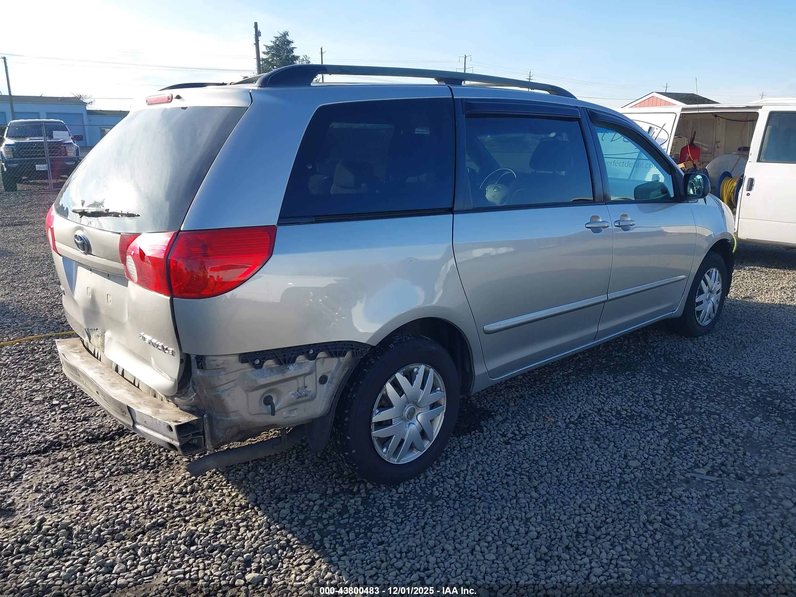 TOYOTA SIENNA image 4