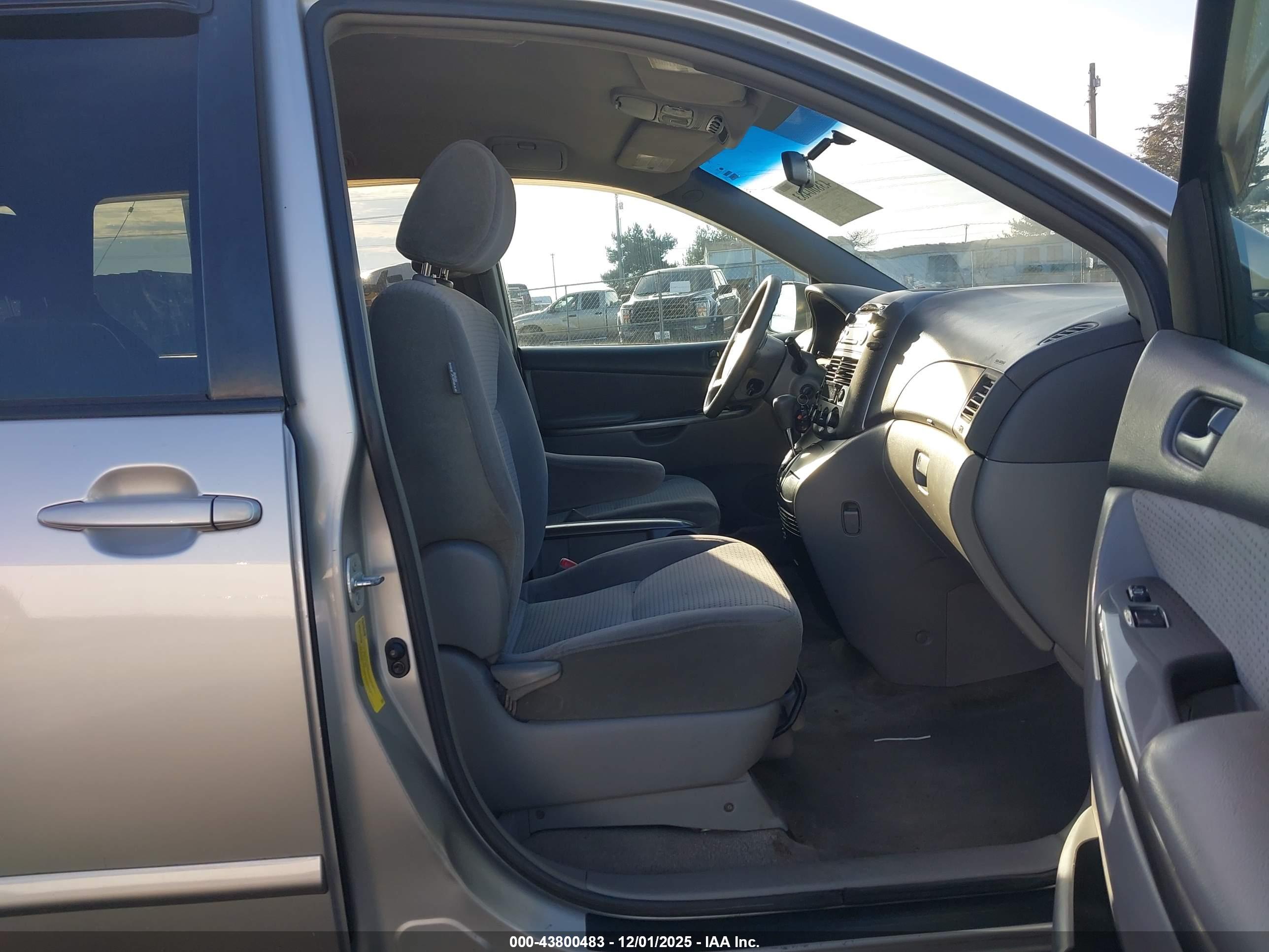 TOYOTA SIENNA image 5
