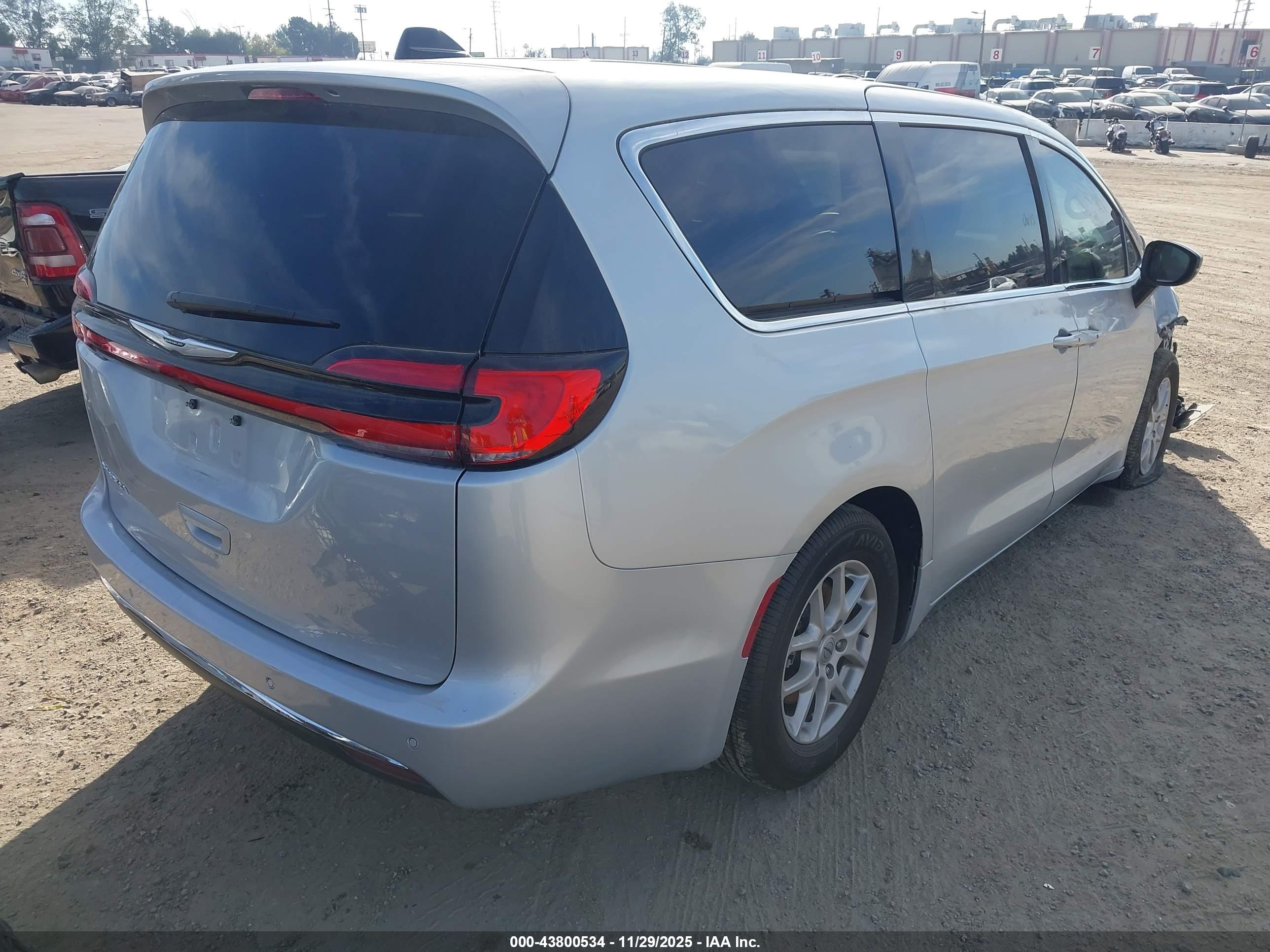 CHRYSLER PACIFICA image 4