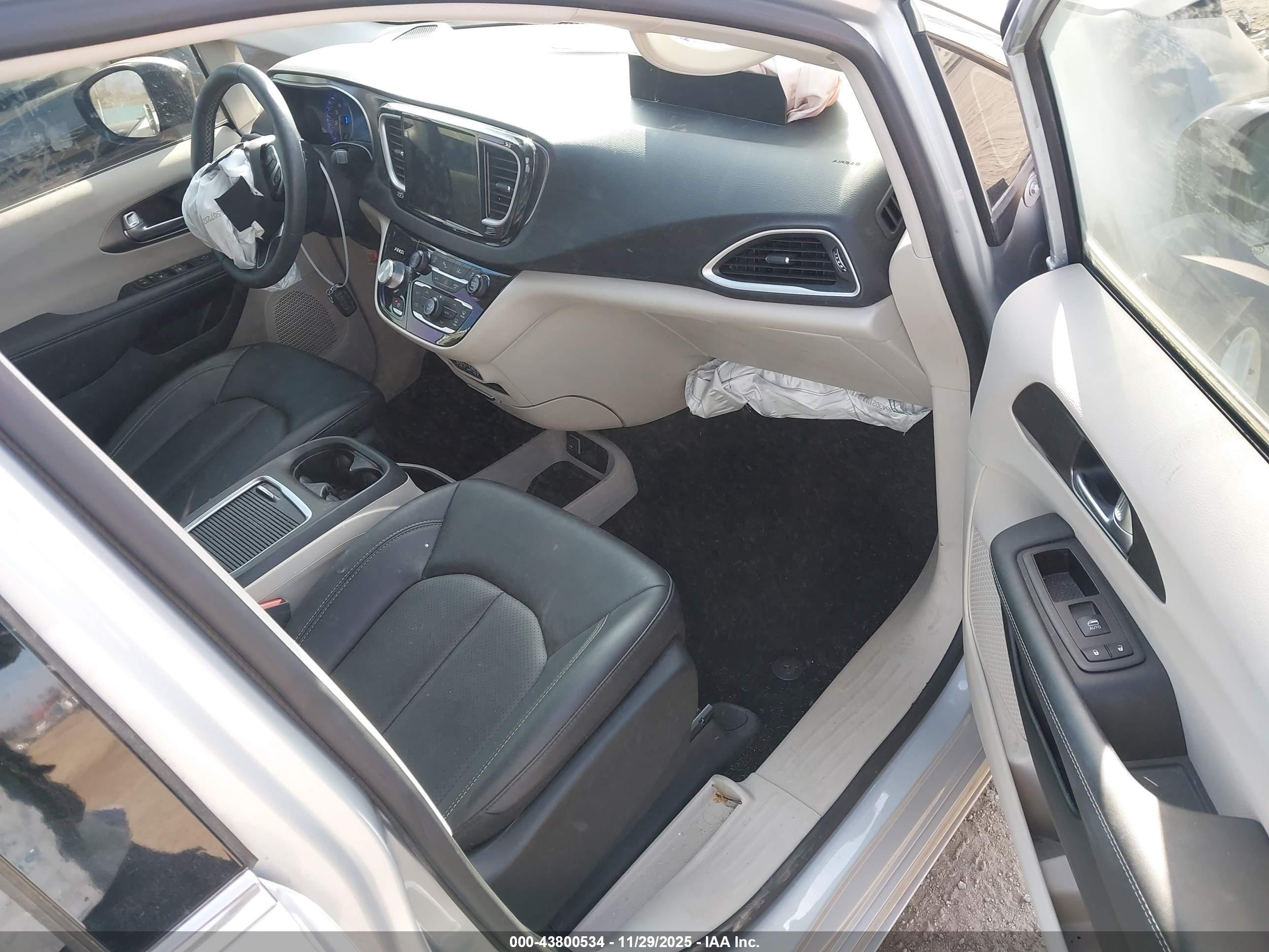 CHRYSLER PACIFICA image 5
