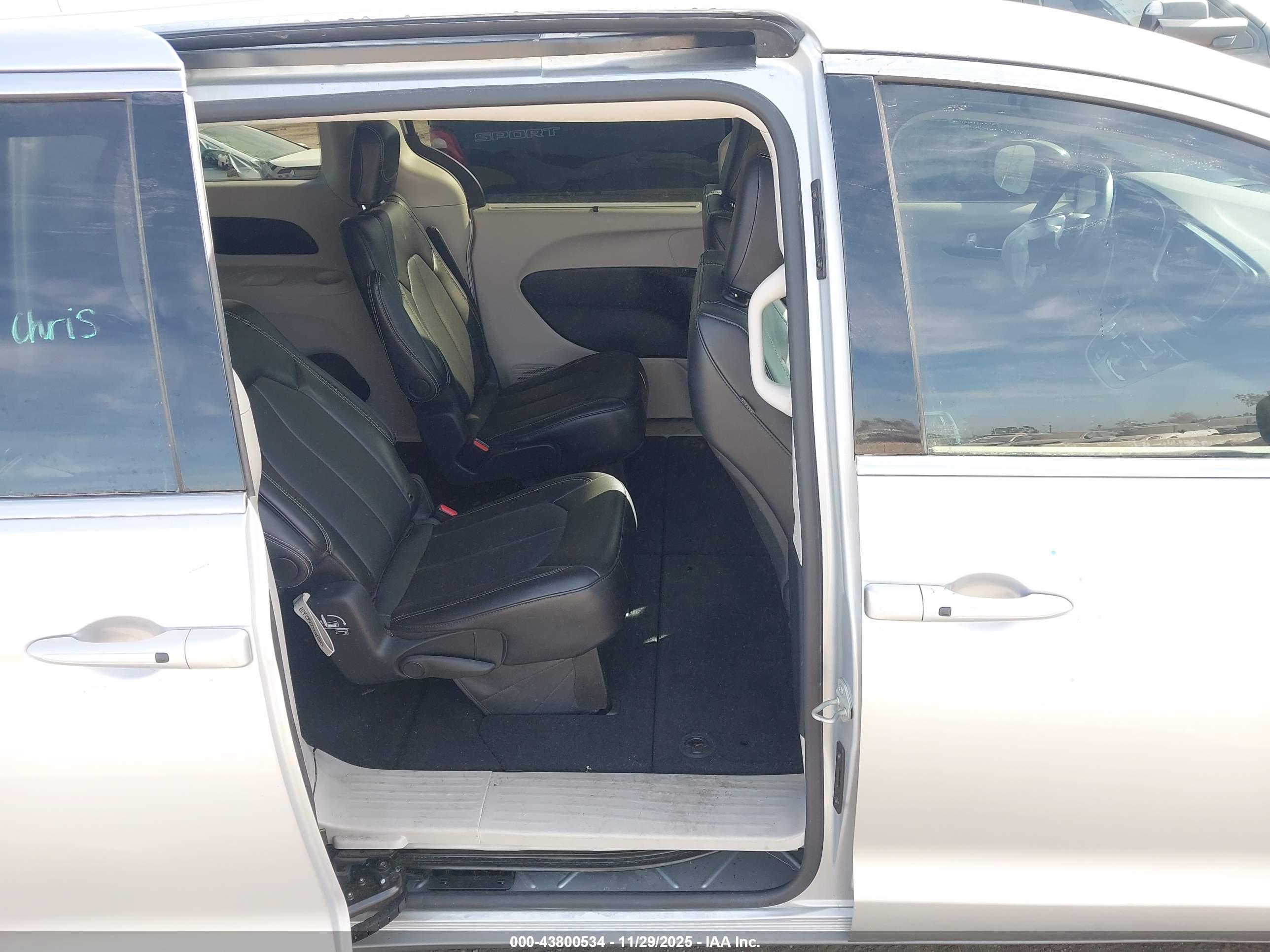 CHRYSLER PACIFICA image 8