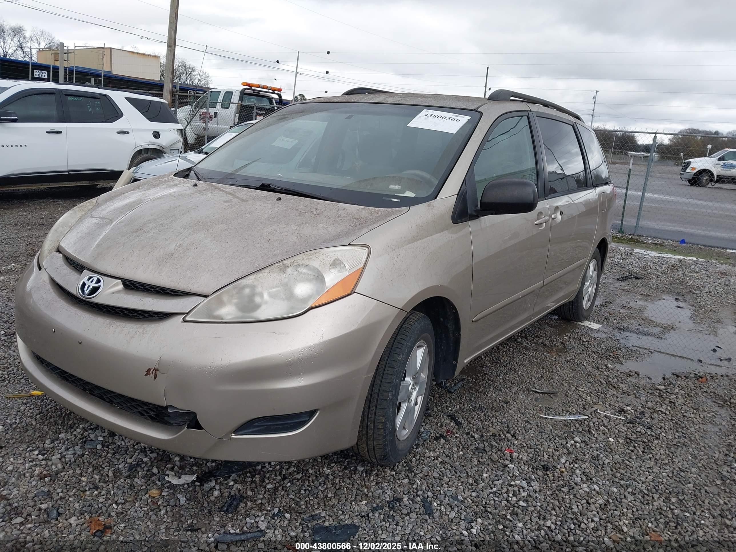 TOYOTA SIENNA image 2