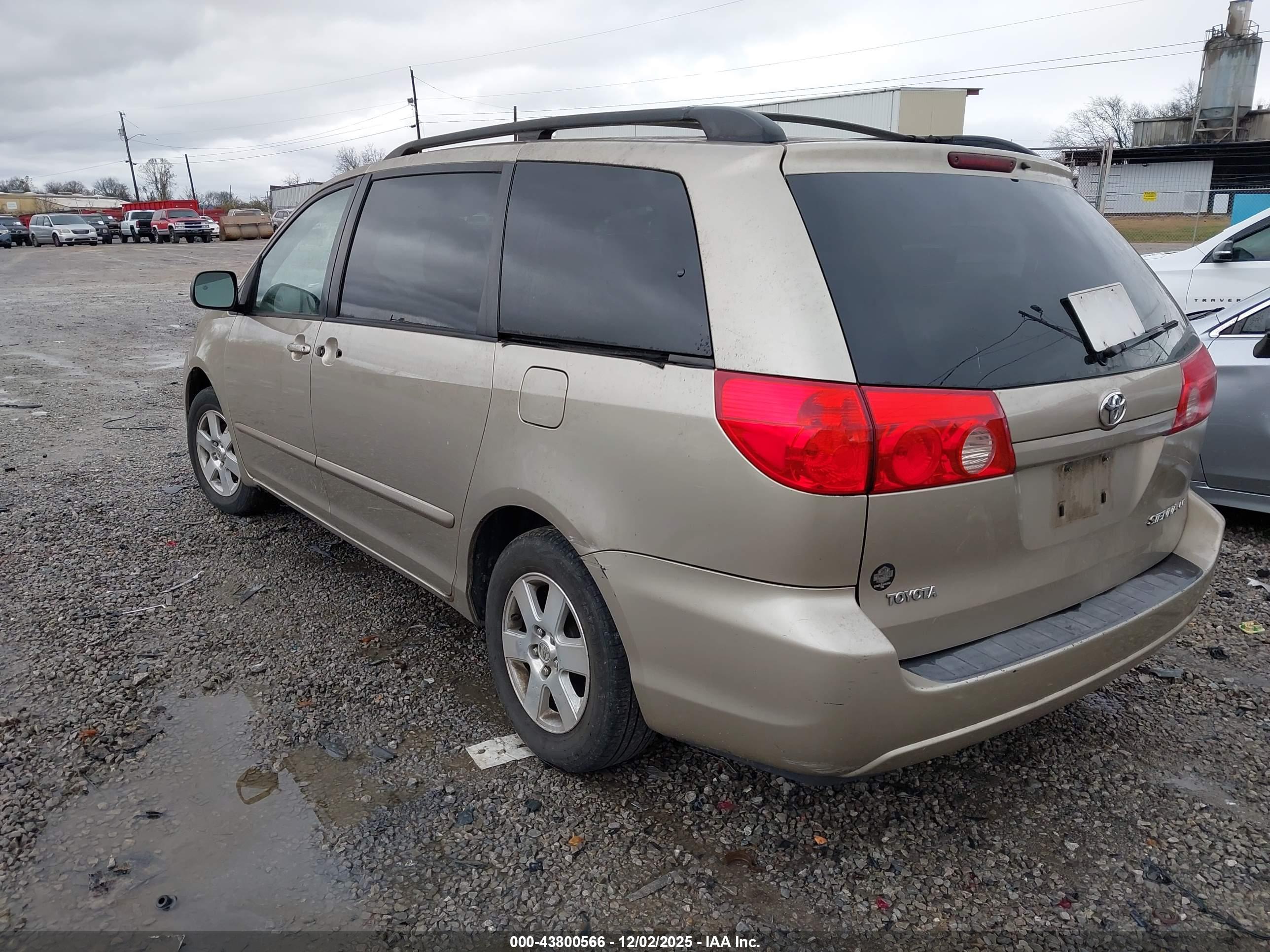 TOYOTA SIENNA image 3