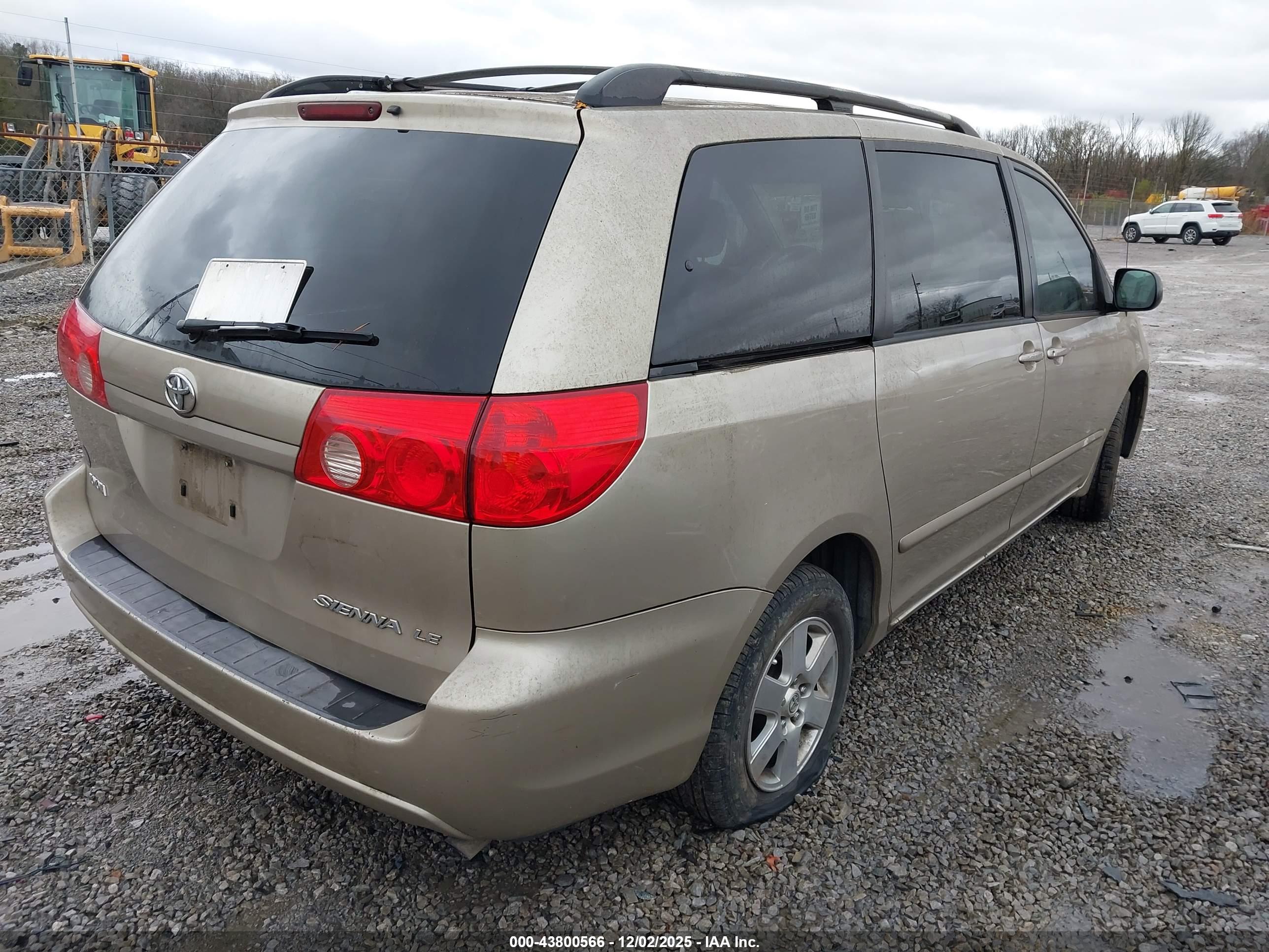 TOYOTA SIENNA image 4