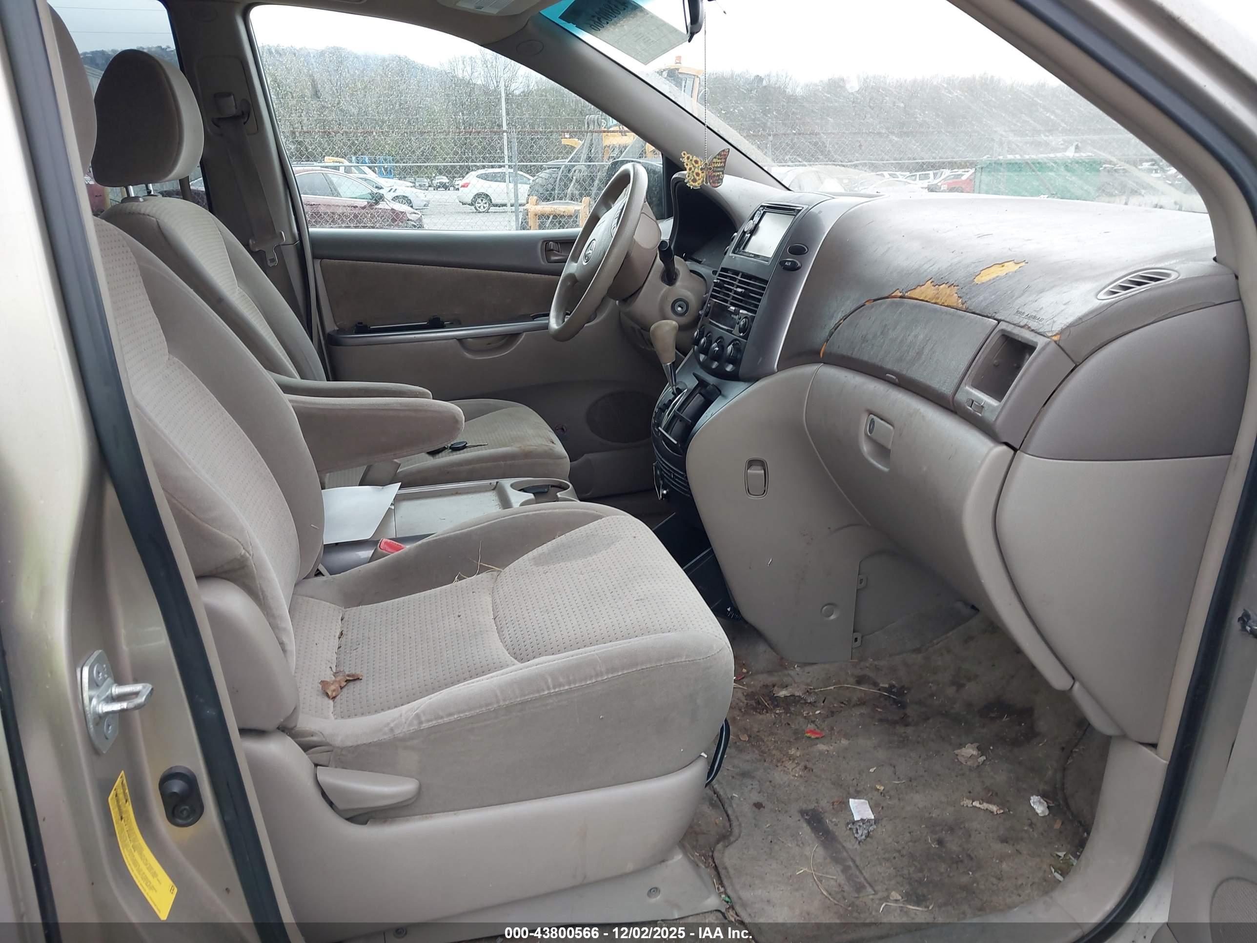 TOYOTA SIENNA image 5