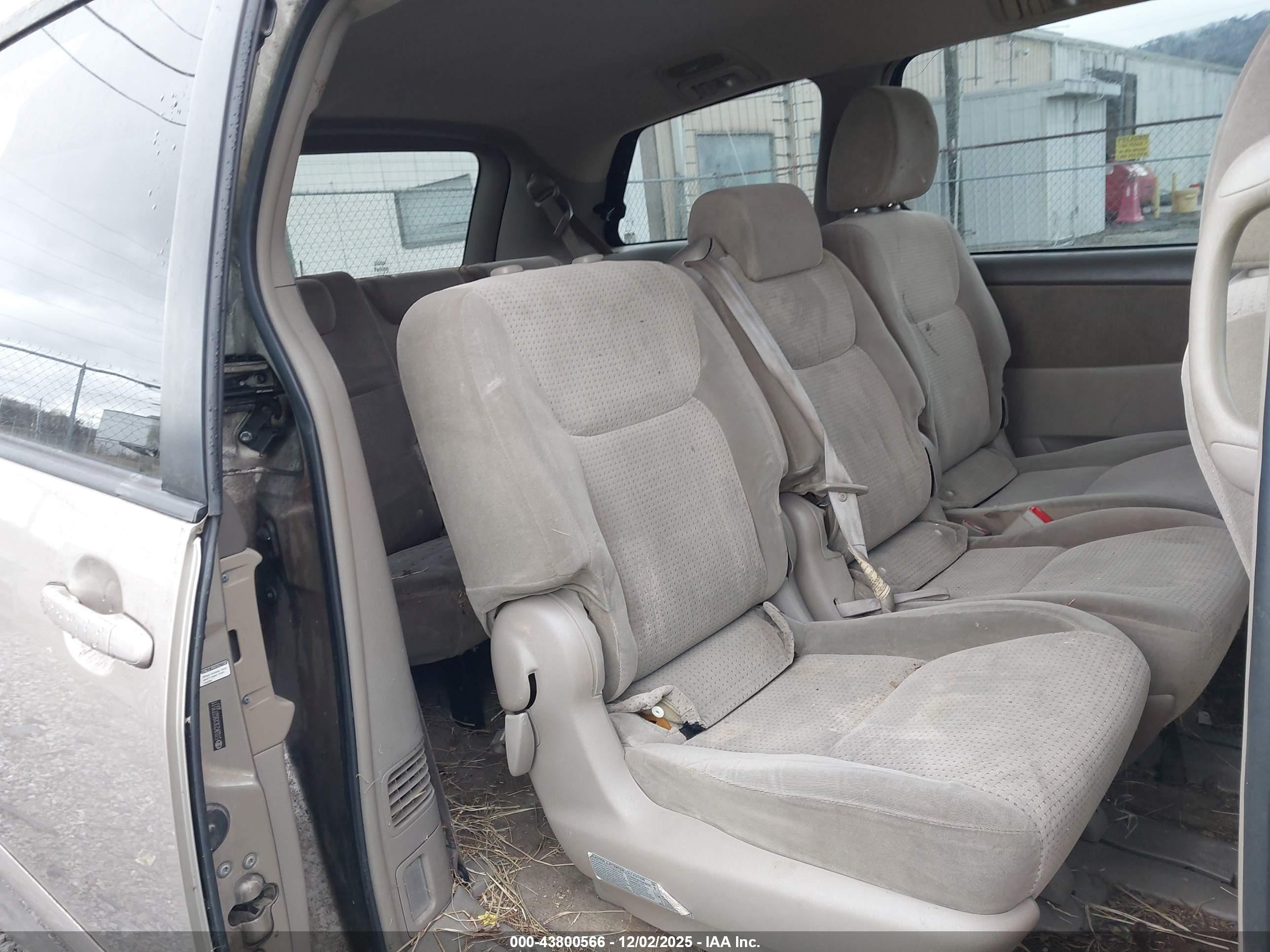 TOYOTA SIENNA image 8