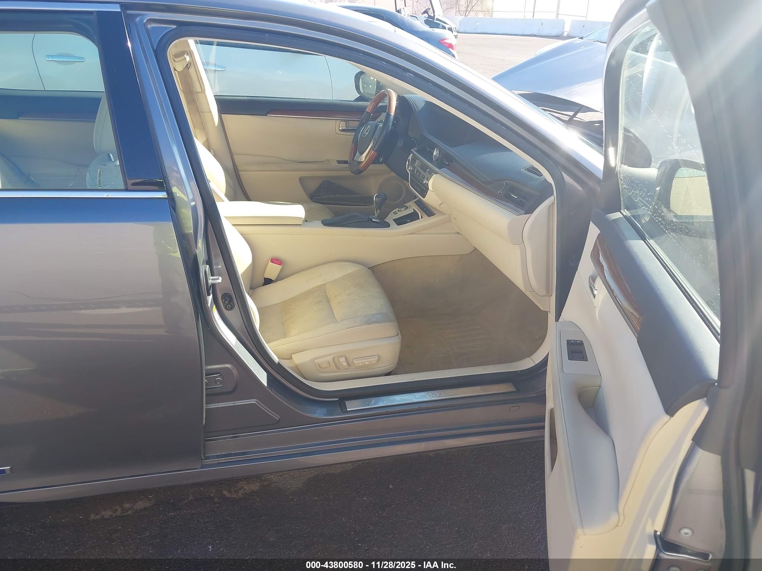 LEXUS ES image 5