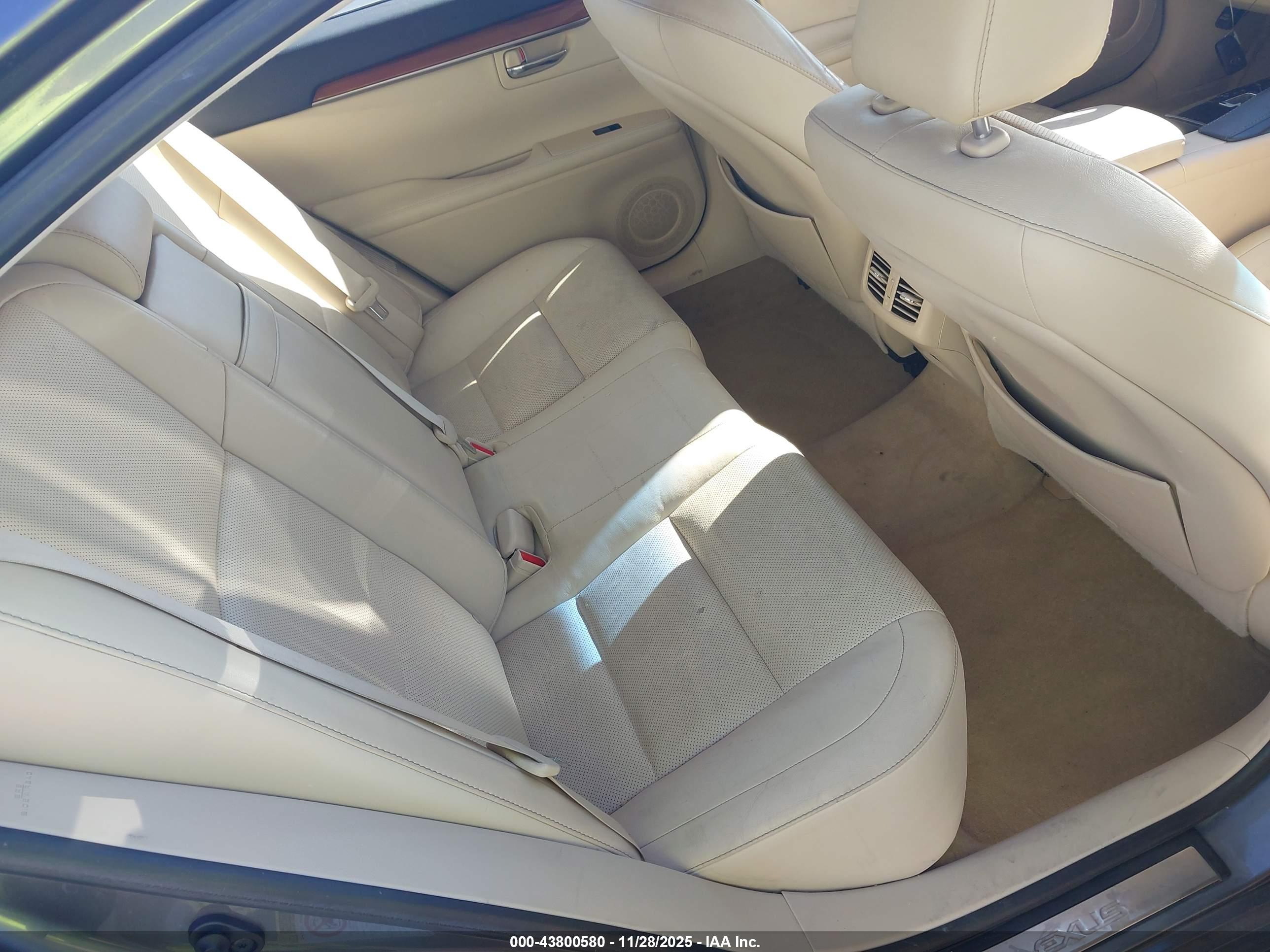 LEXUS ES image 8