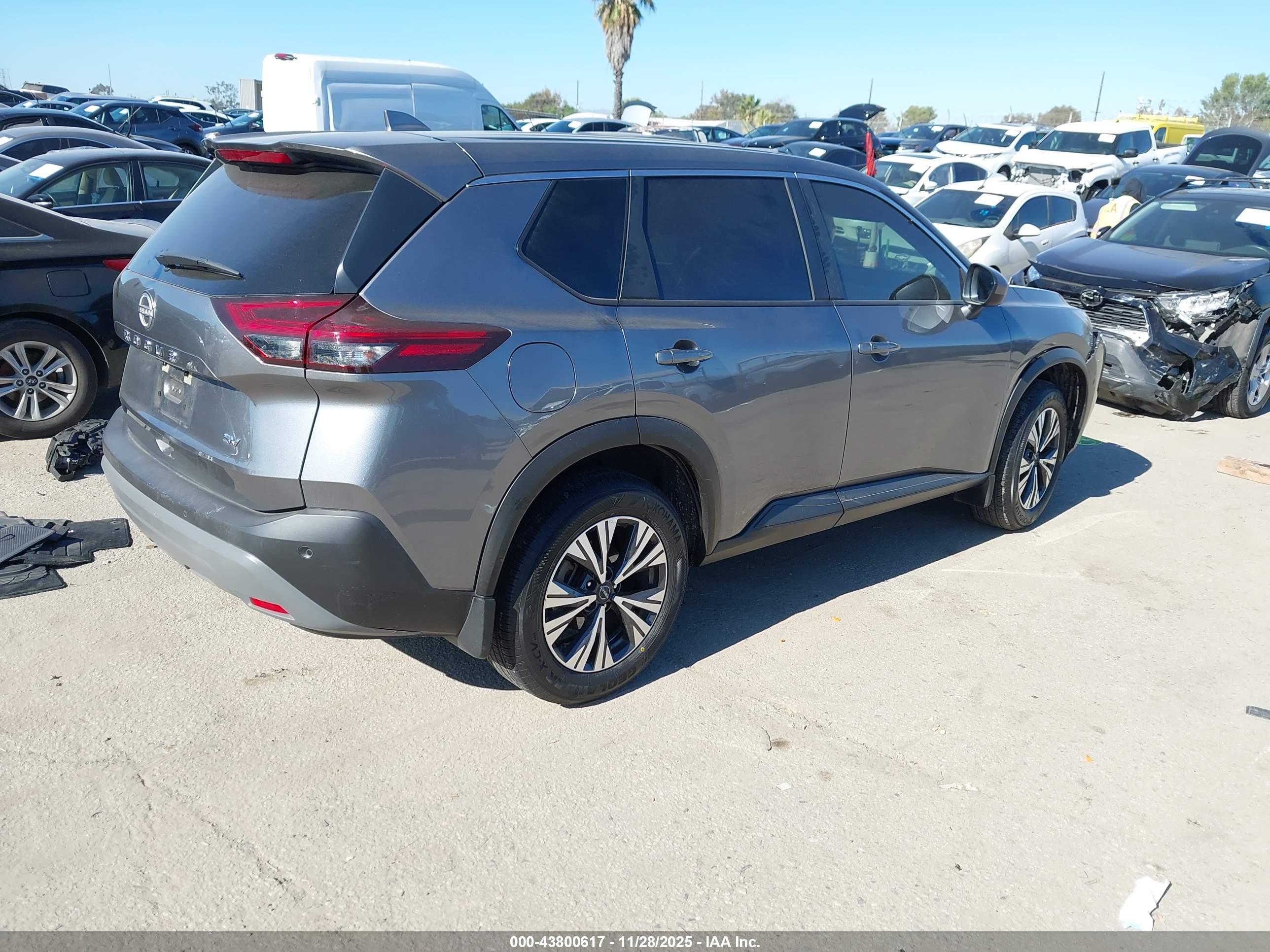 NISSAN ROGUE image 4