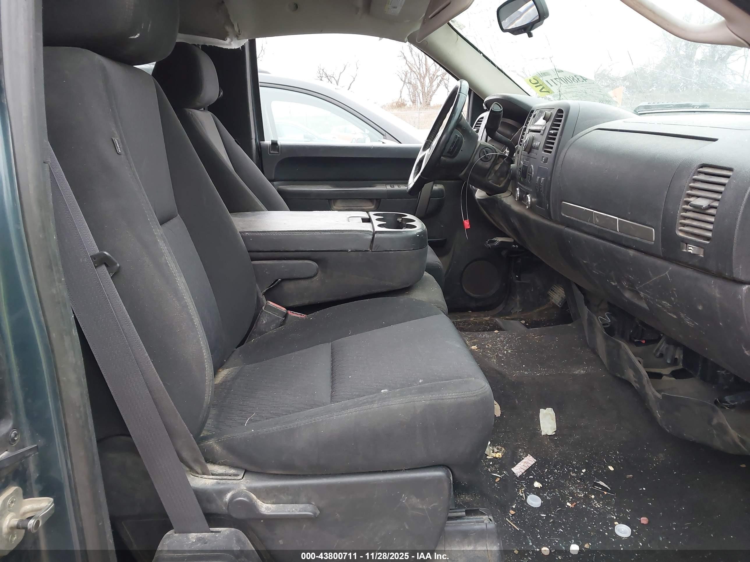 CHEVROLET SILVERADO image 5