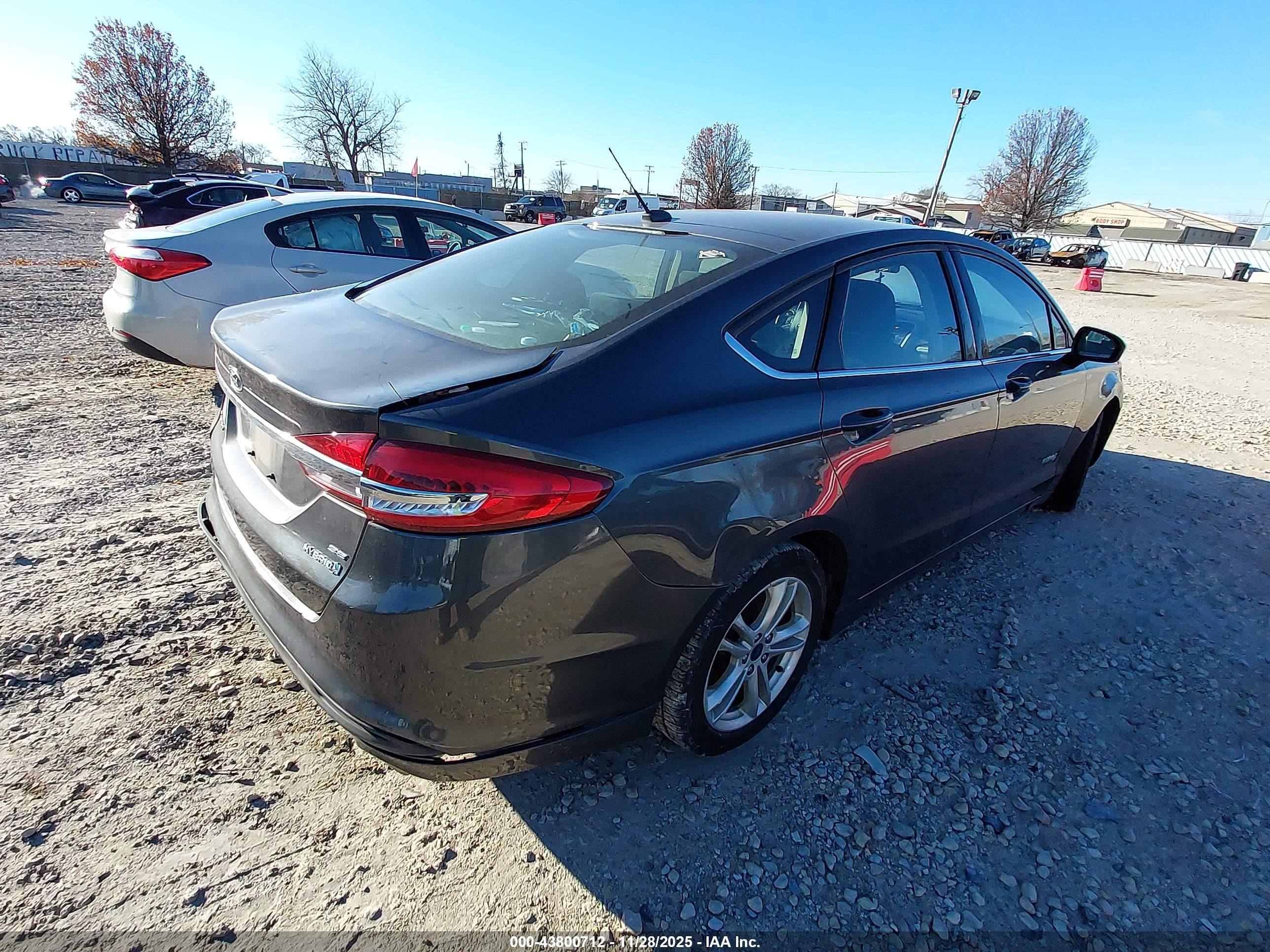 FORD FUSION image 4