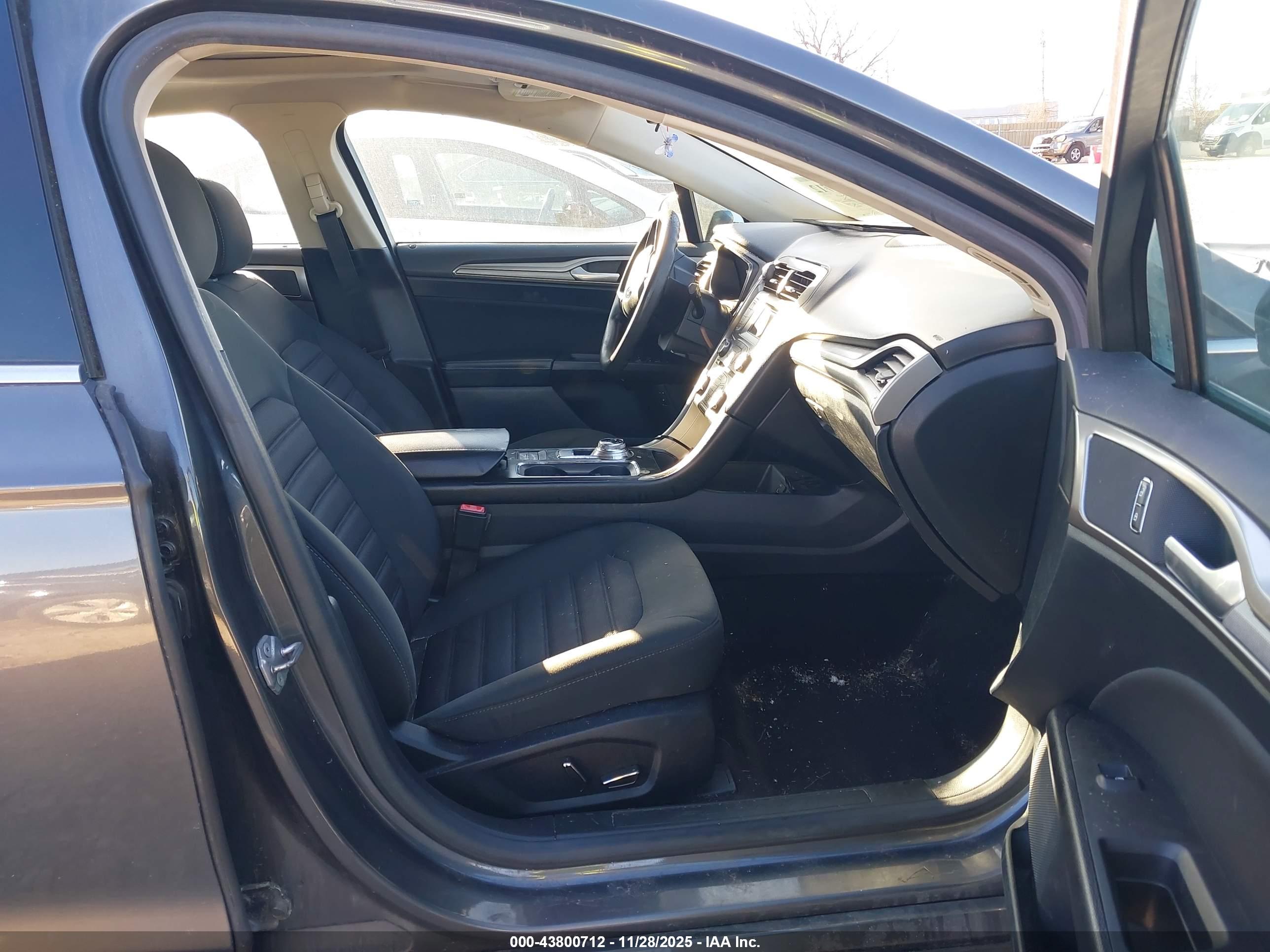 FORD FUSION image 5