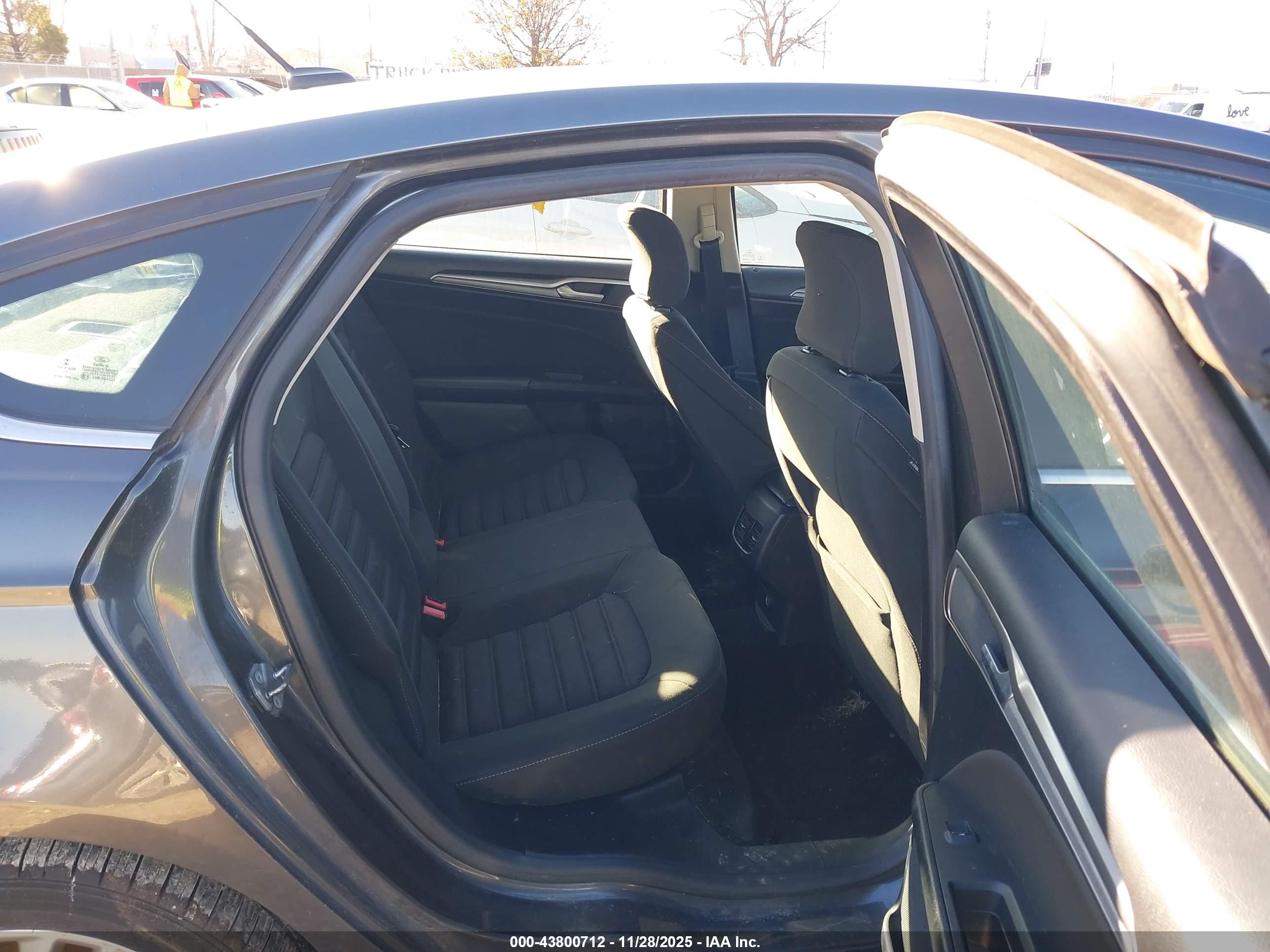 FORD FUSION image 8
