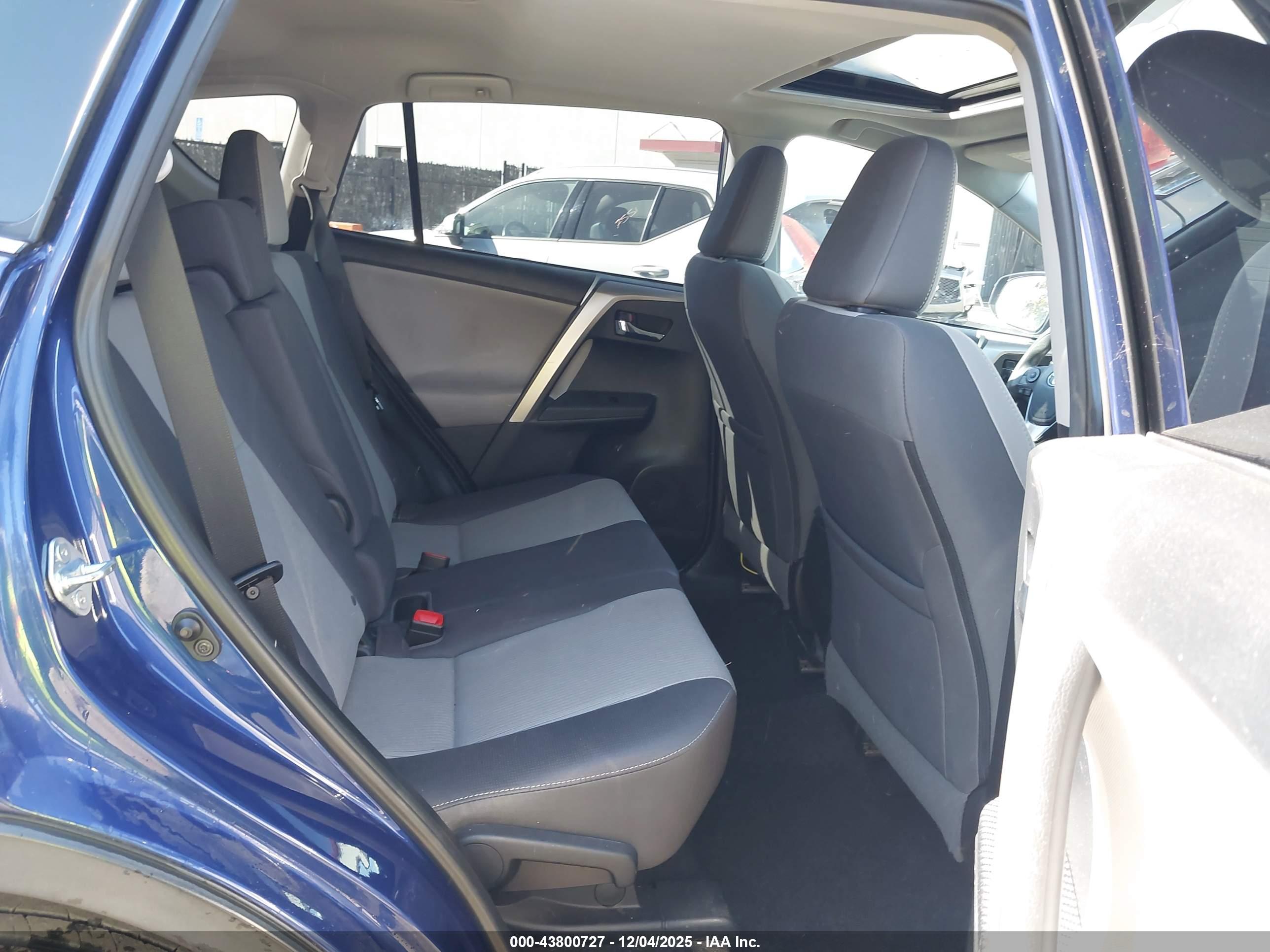 TOYOTA RAV4 image 8