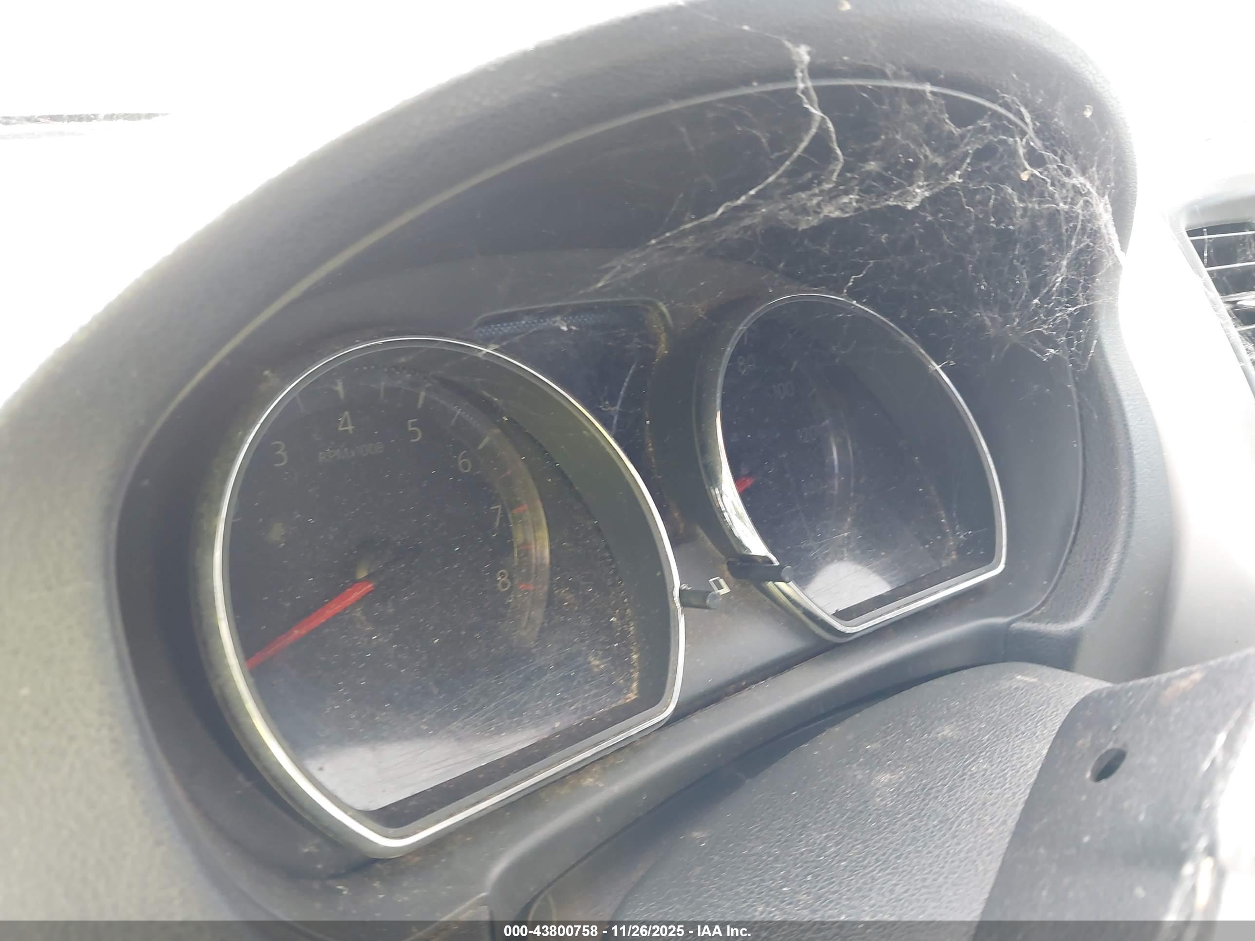 NISSAN VERSA image 7