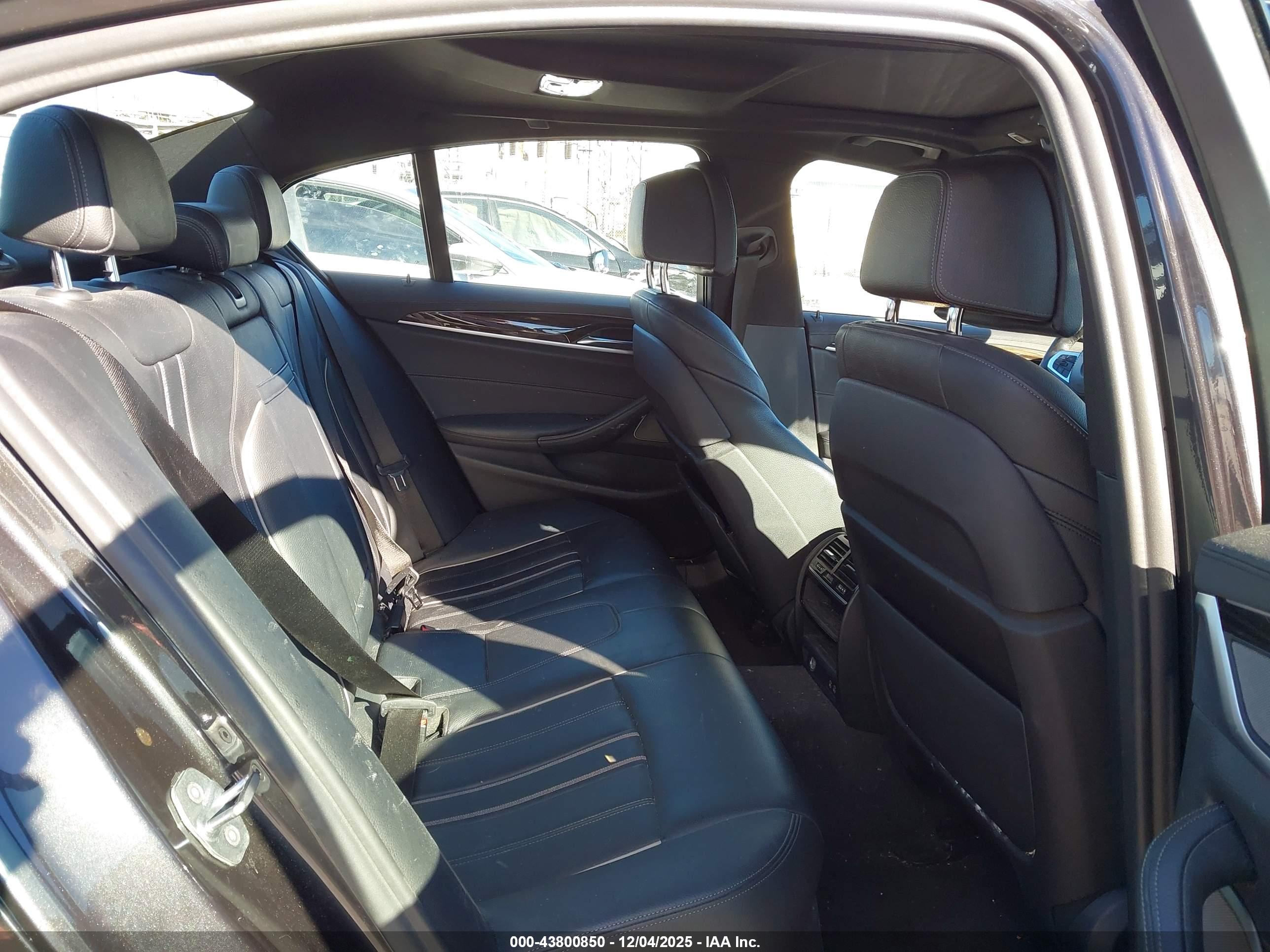 BMW M550I image 8