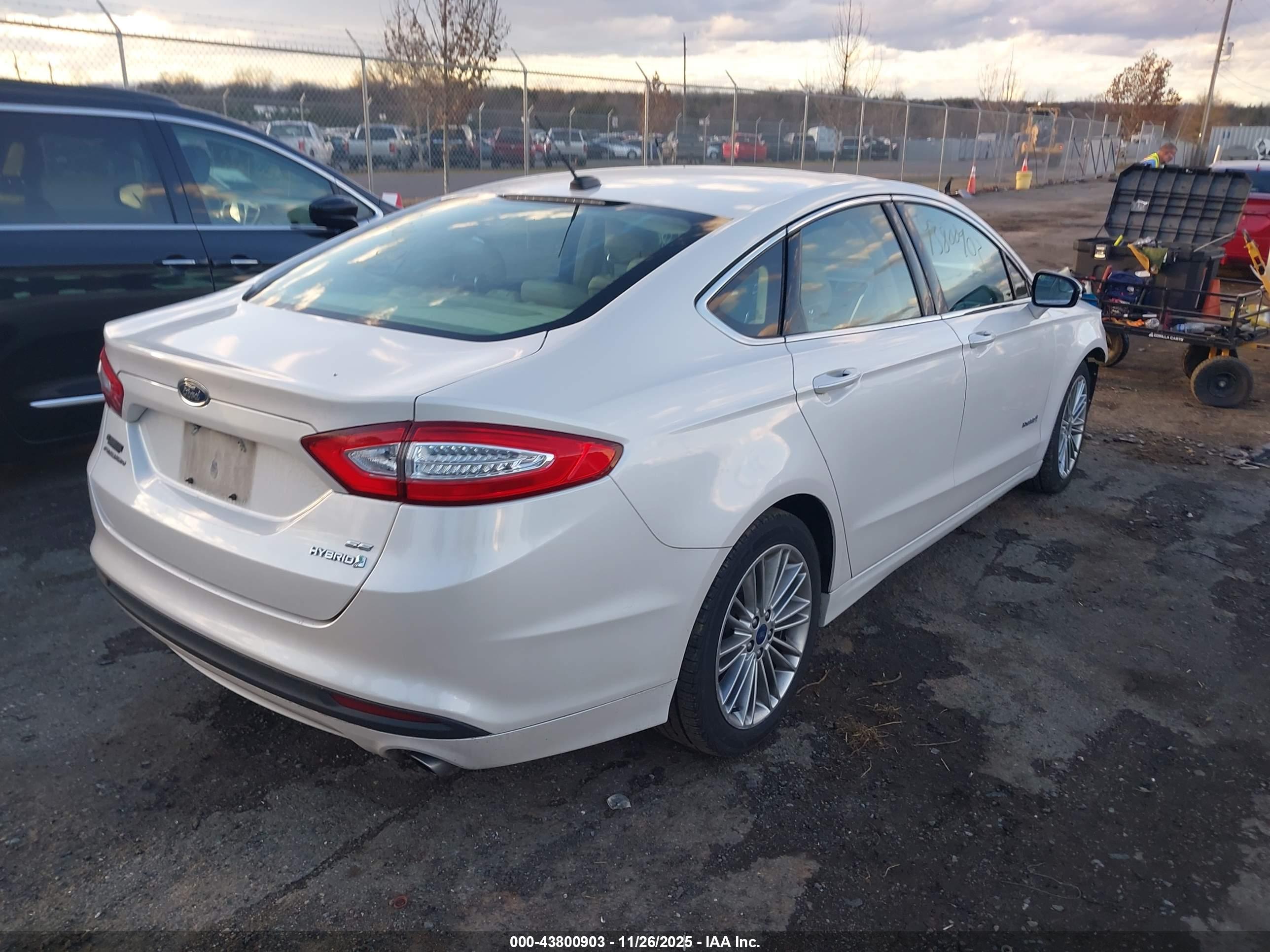 FORD FUSION image 4
