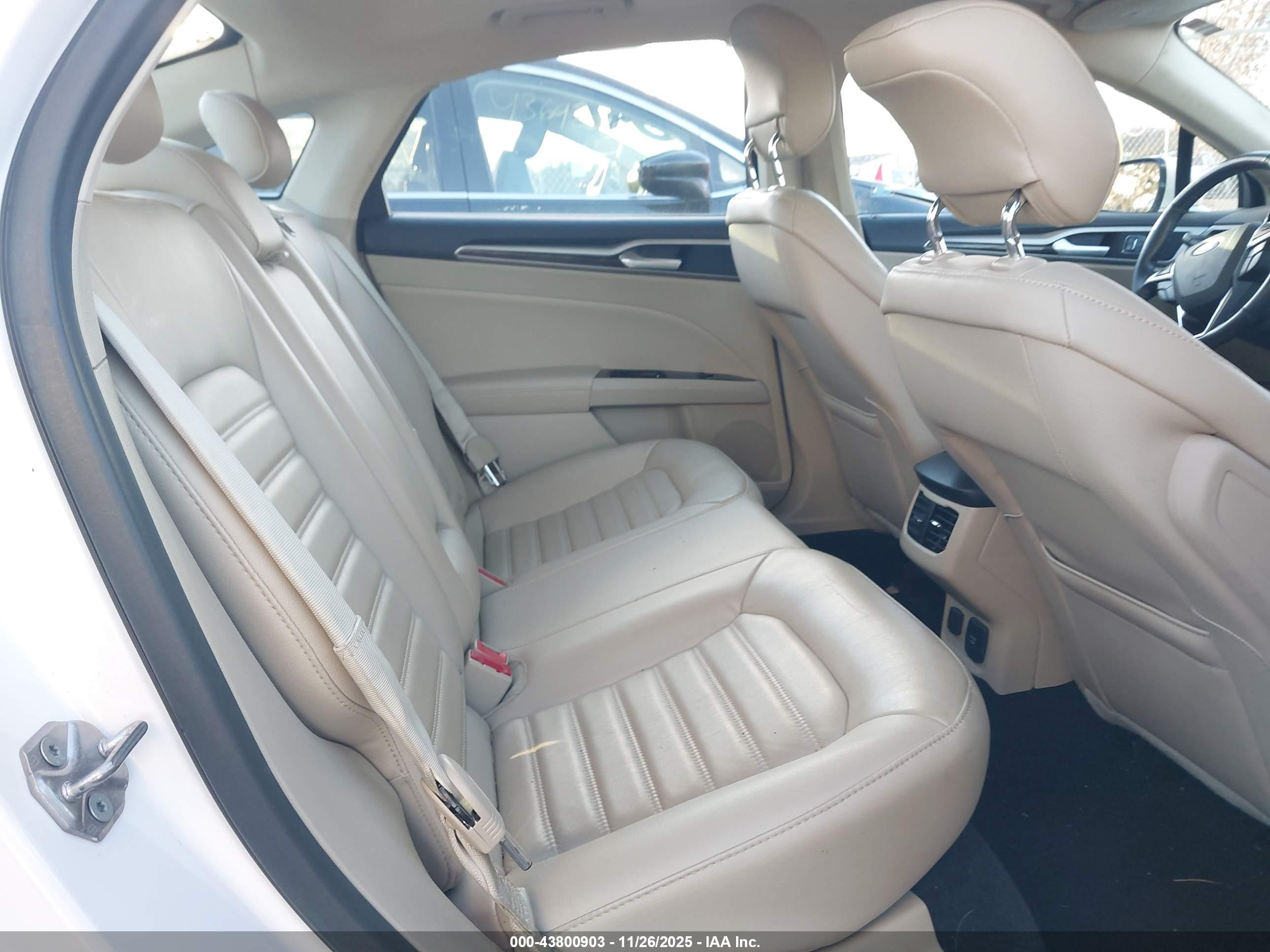 FORD FUSION image 8
