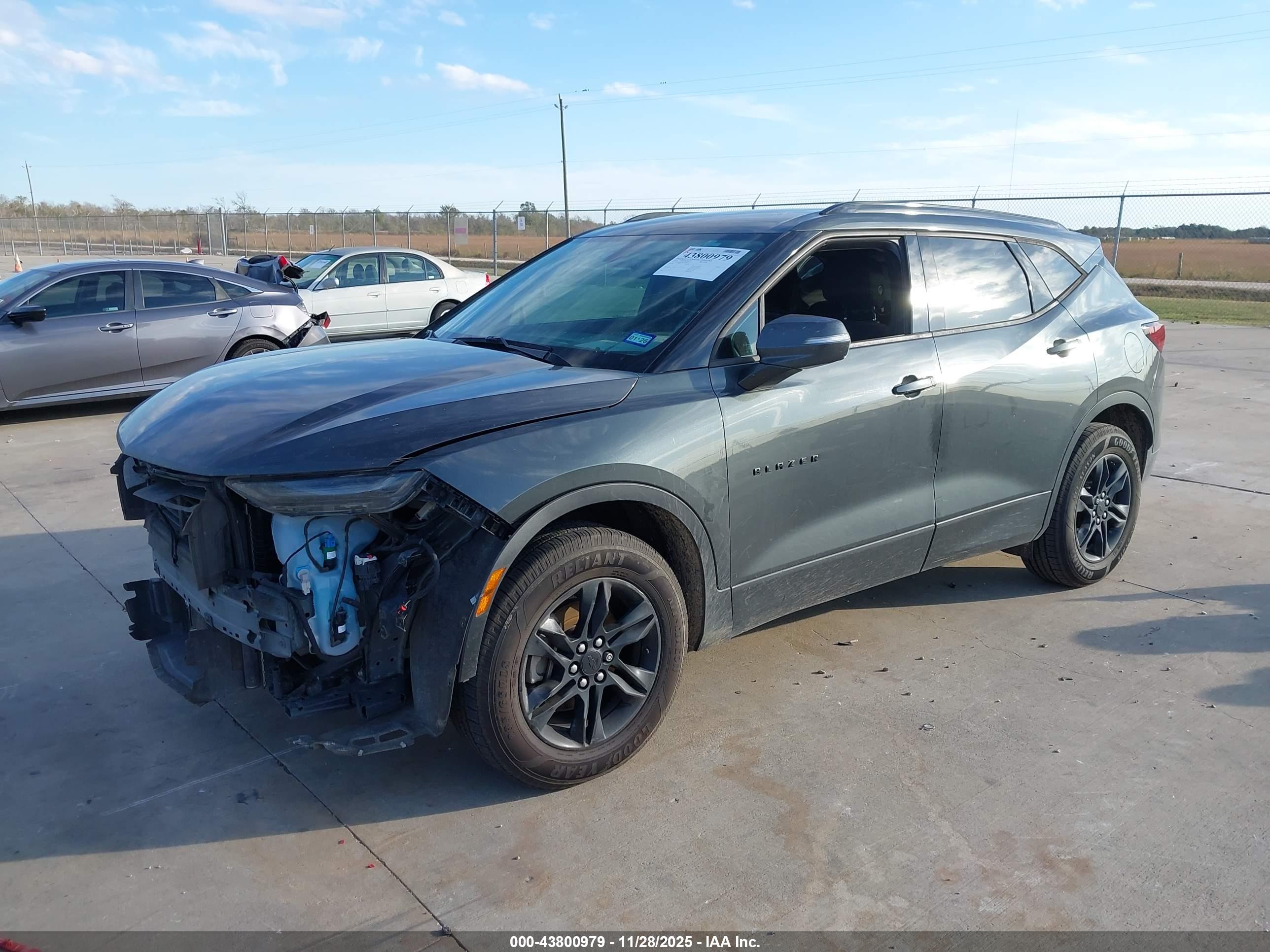 CHEVROLET BLAZER image 2