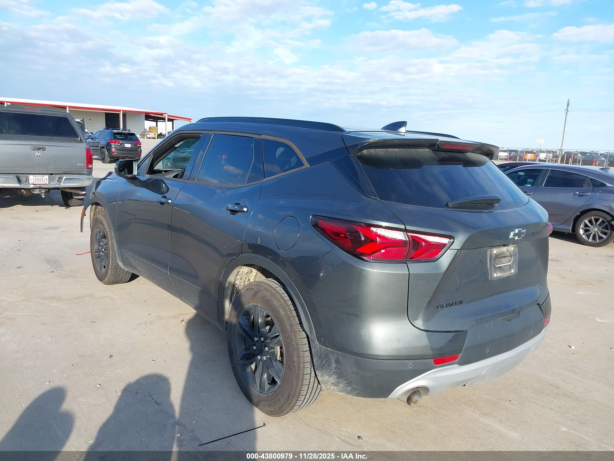 CHEVROLET BLAZER image 3