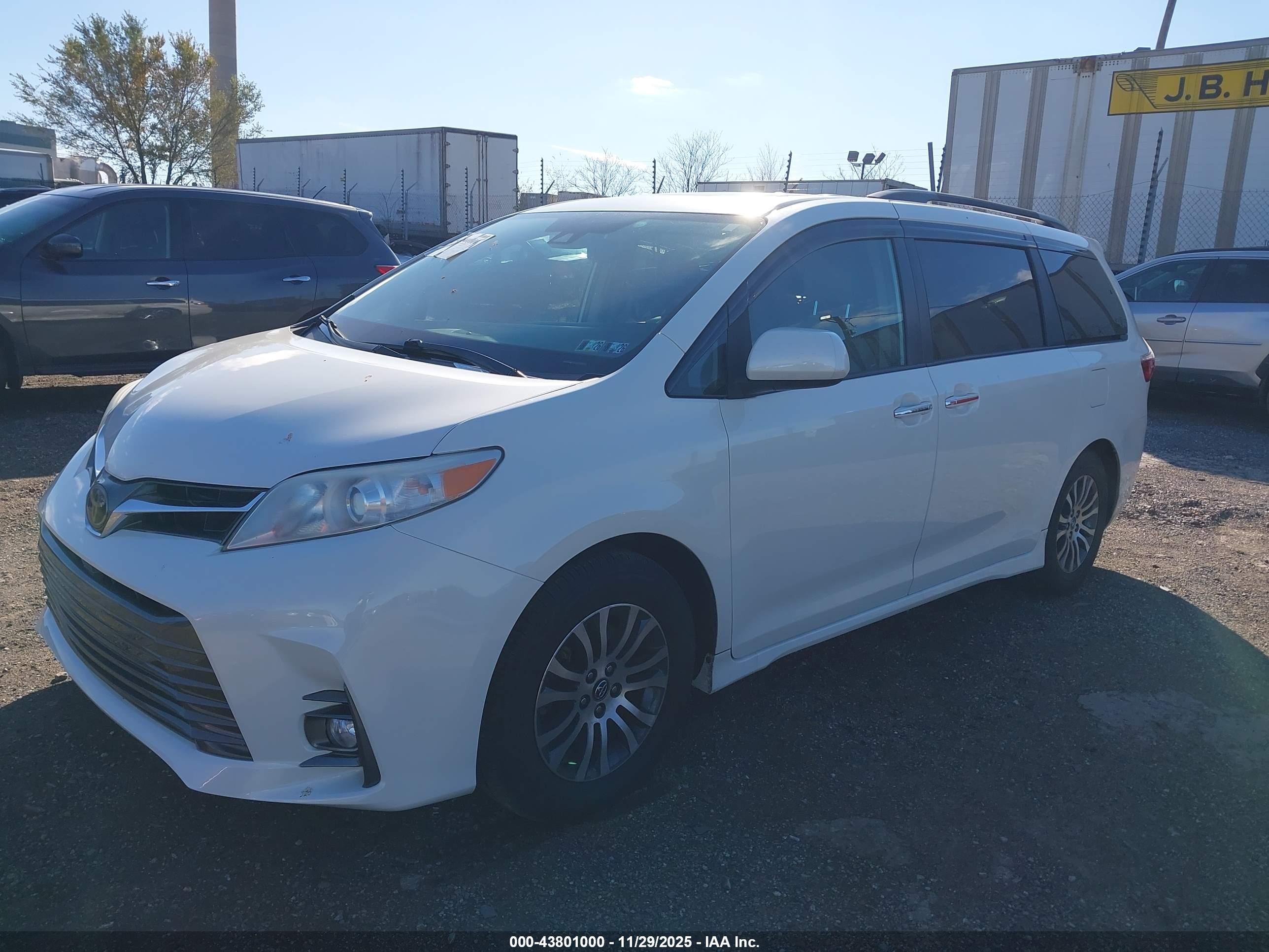 TOYOTA SIENNA image 2